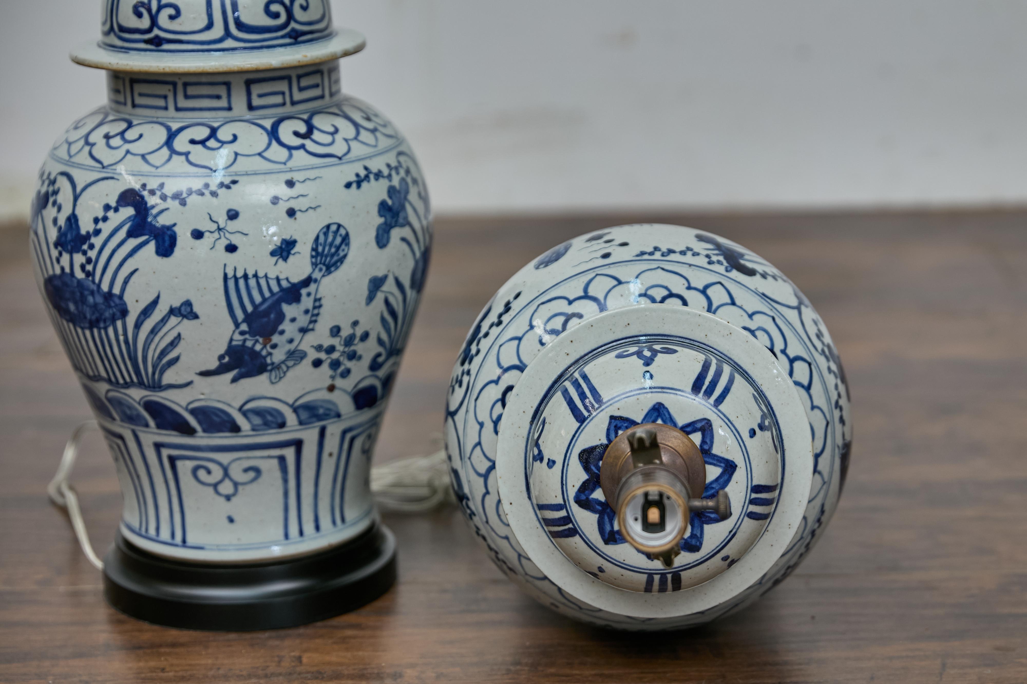 Paire de lampes de bureau en forme de pots en porcelaine bleue et blanche, câblées aux États-Unis en vente 1