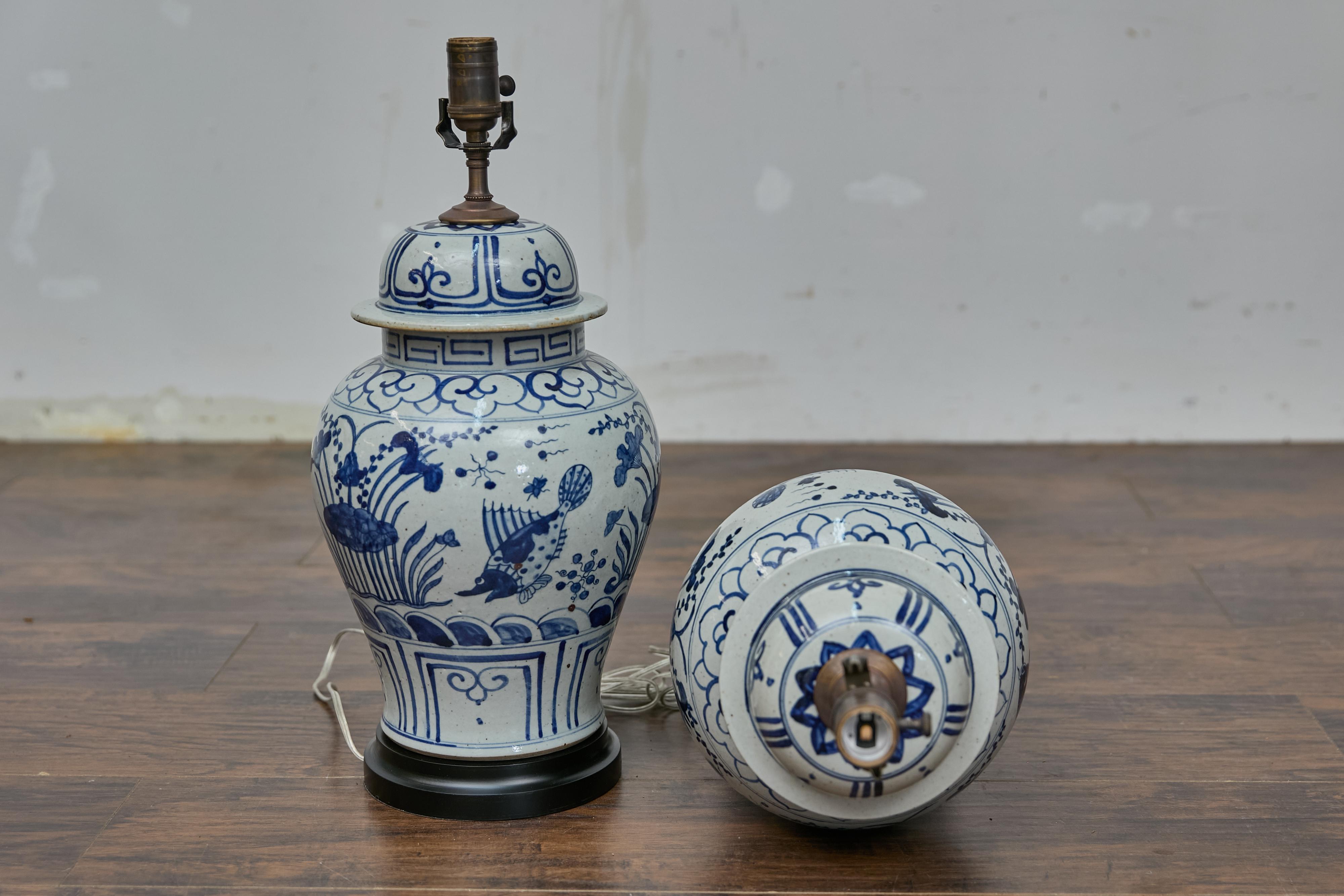 Paire de lampes de bureau en forme de pots en porcelaine bleue et blanche, câblées aux États-Unis en vente 2