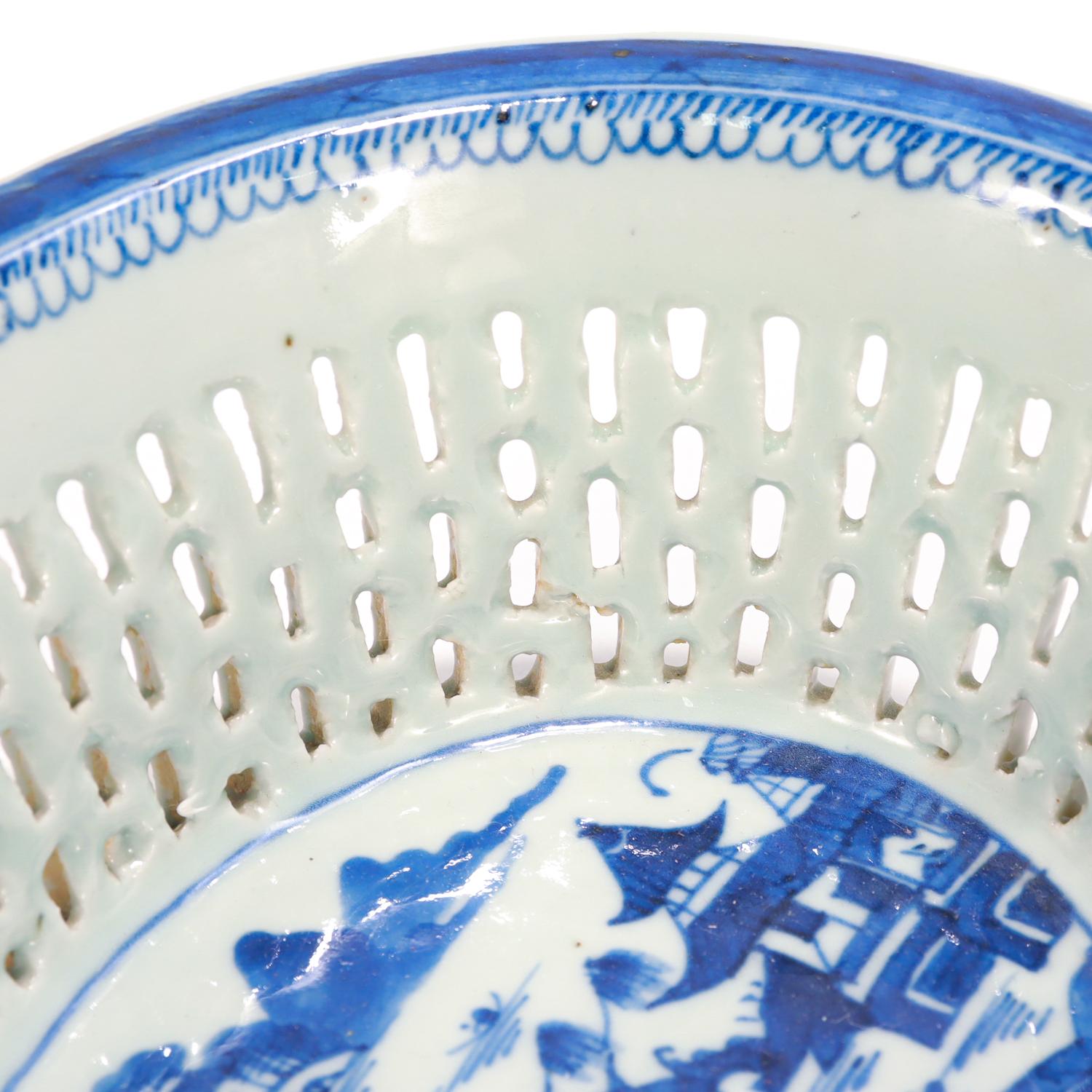 Pair of Antique Blue & White Canton Chinese Export Porcelain Chestnut Baskets For Sale 11