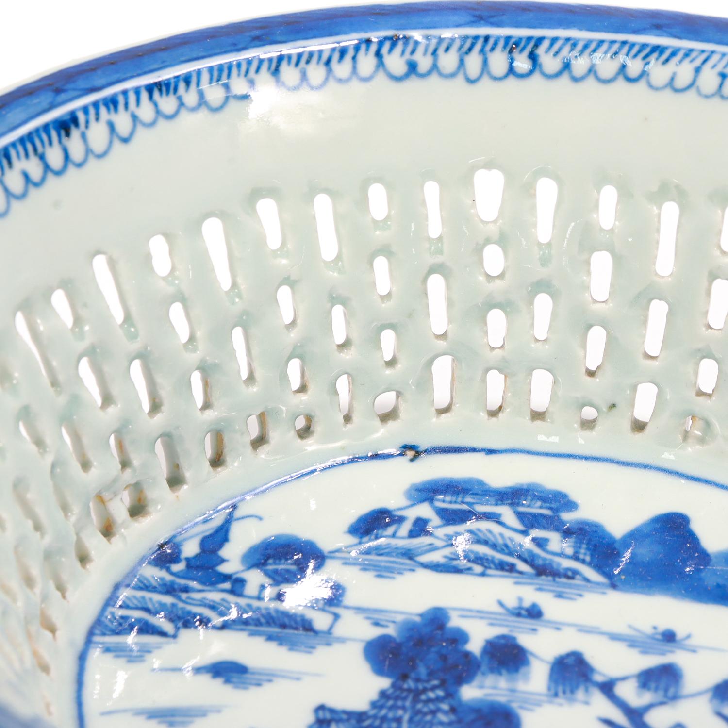 Pair of Antique Blue & White Canton Chinese Export Porcelain Chestnut Baskets For Sale 12