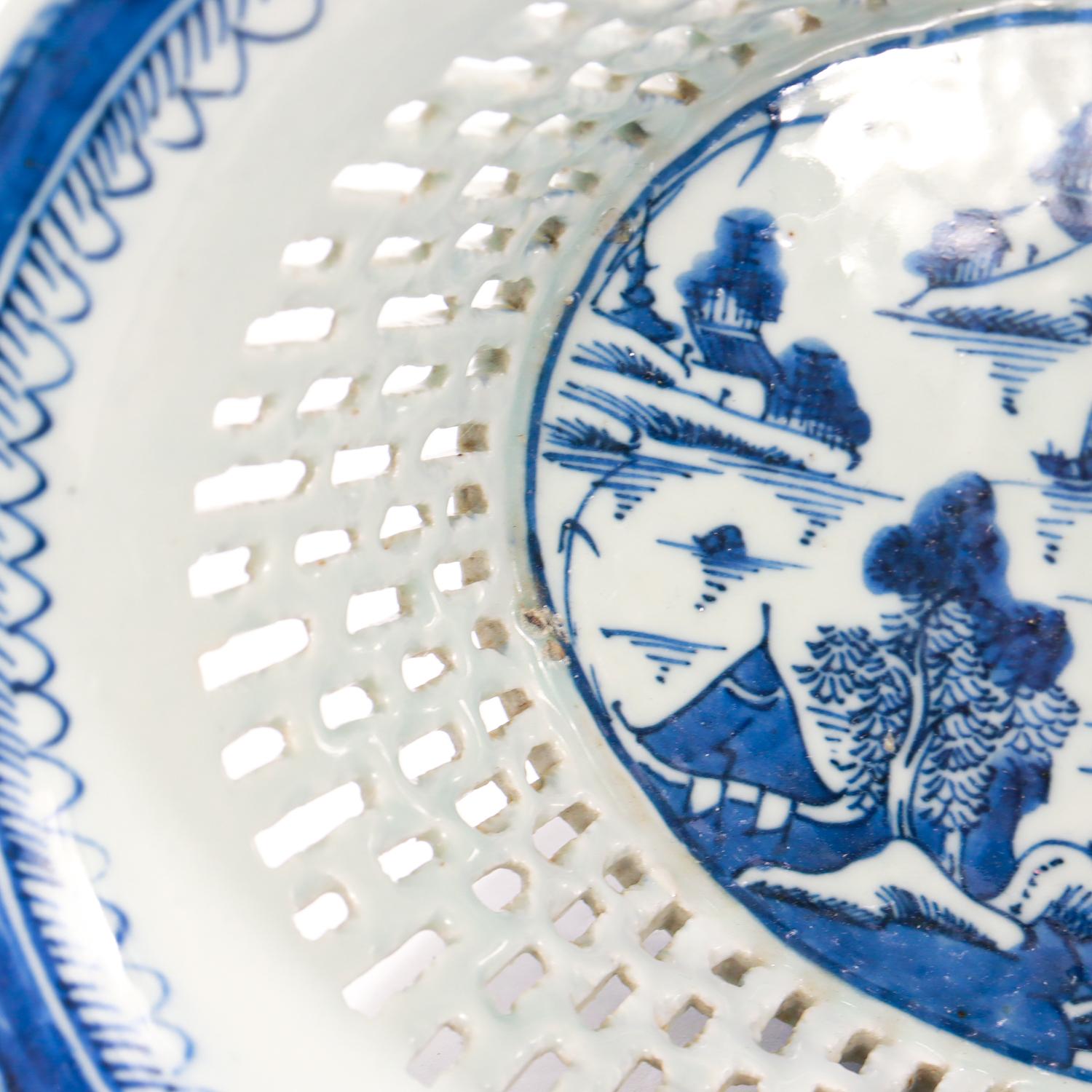 Pair of Antique Blue & White Canton Chinese Export Porcelain Chestnut Baskets For Sale 13