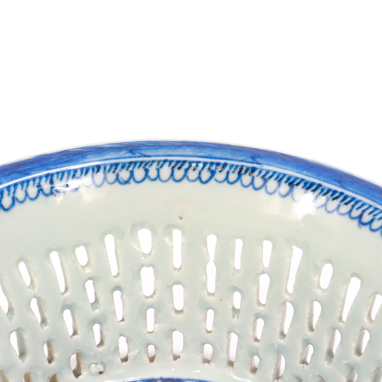Pair of Antique Blue & White Canton Chinese Export Porcelain Chestnut Baskets For Sale 14