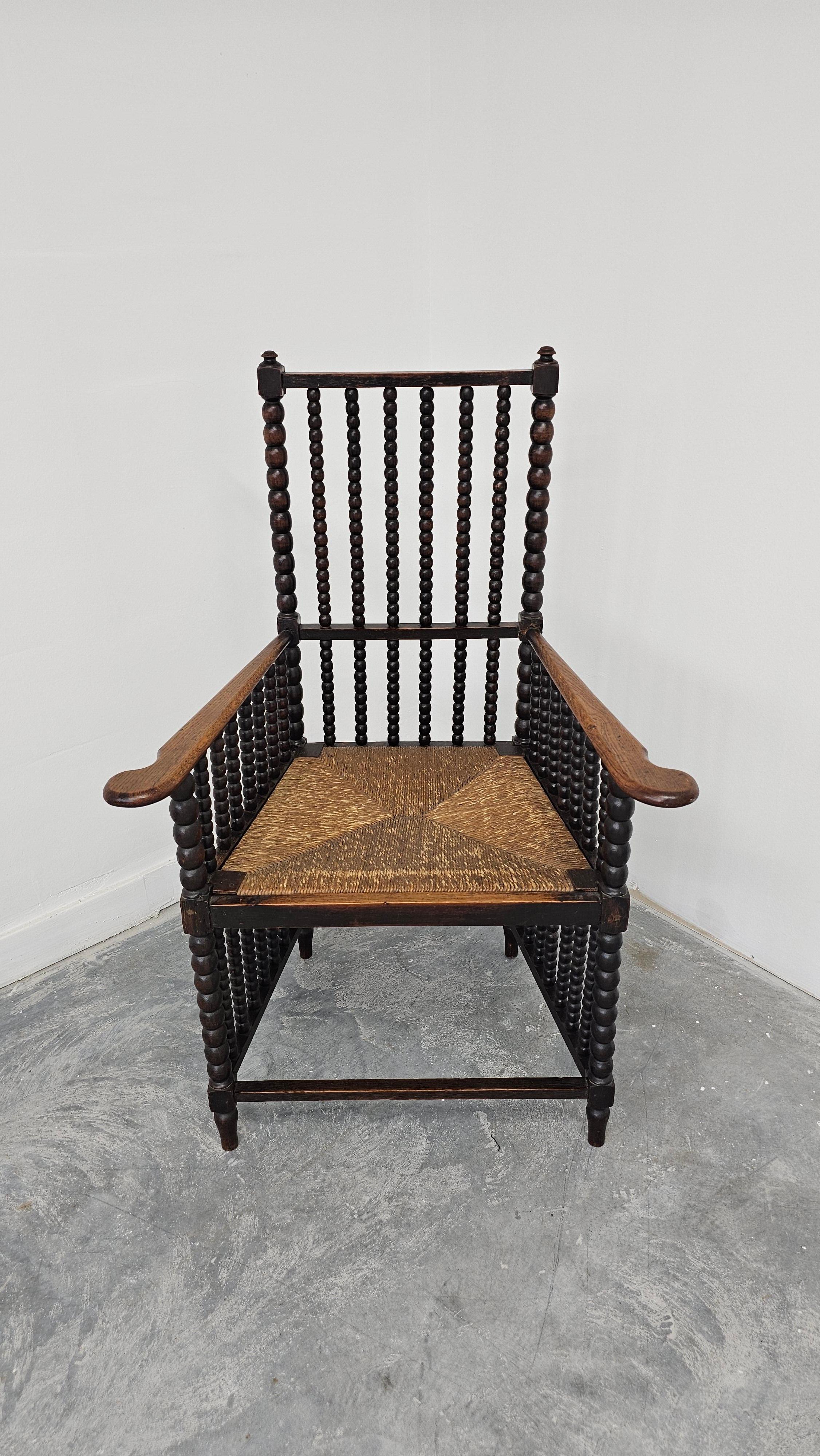 Provincial français Paire de fauteuils Bobbin anciens en chêne avec sièges en jonc, France, années 1900 en vente