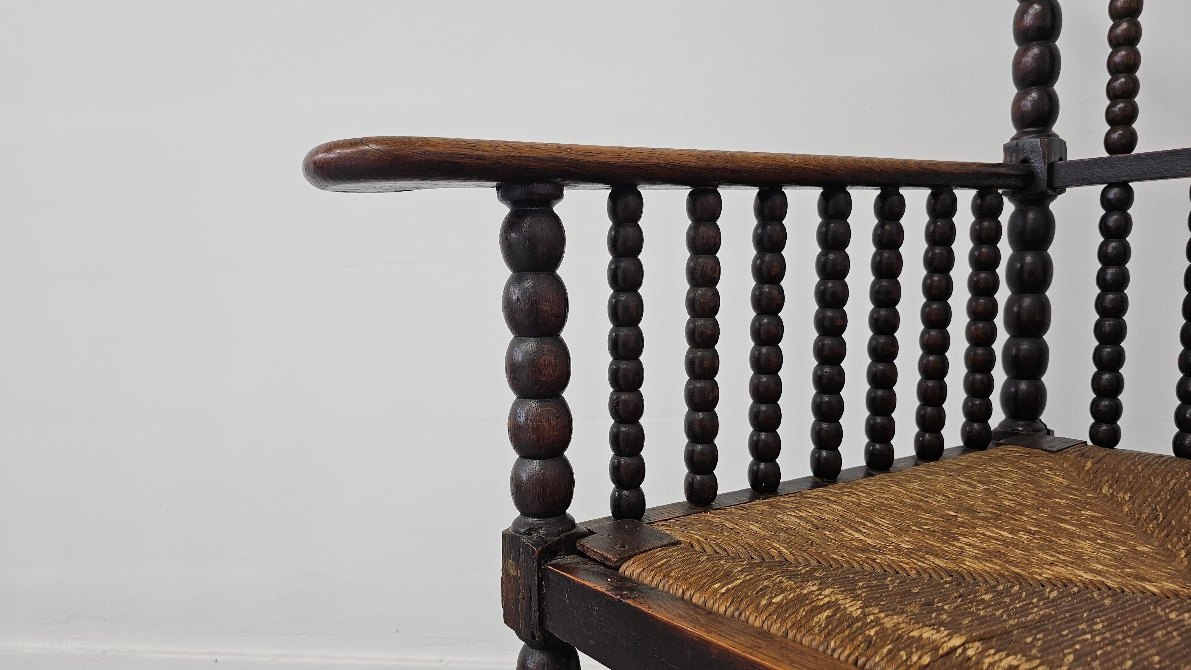 Français Paire de fauteuils Bobbin anciens en chêne avec sièges en jonc, France, années 1900 en vente