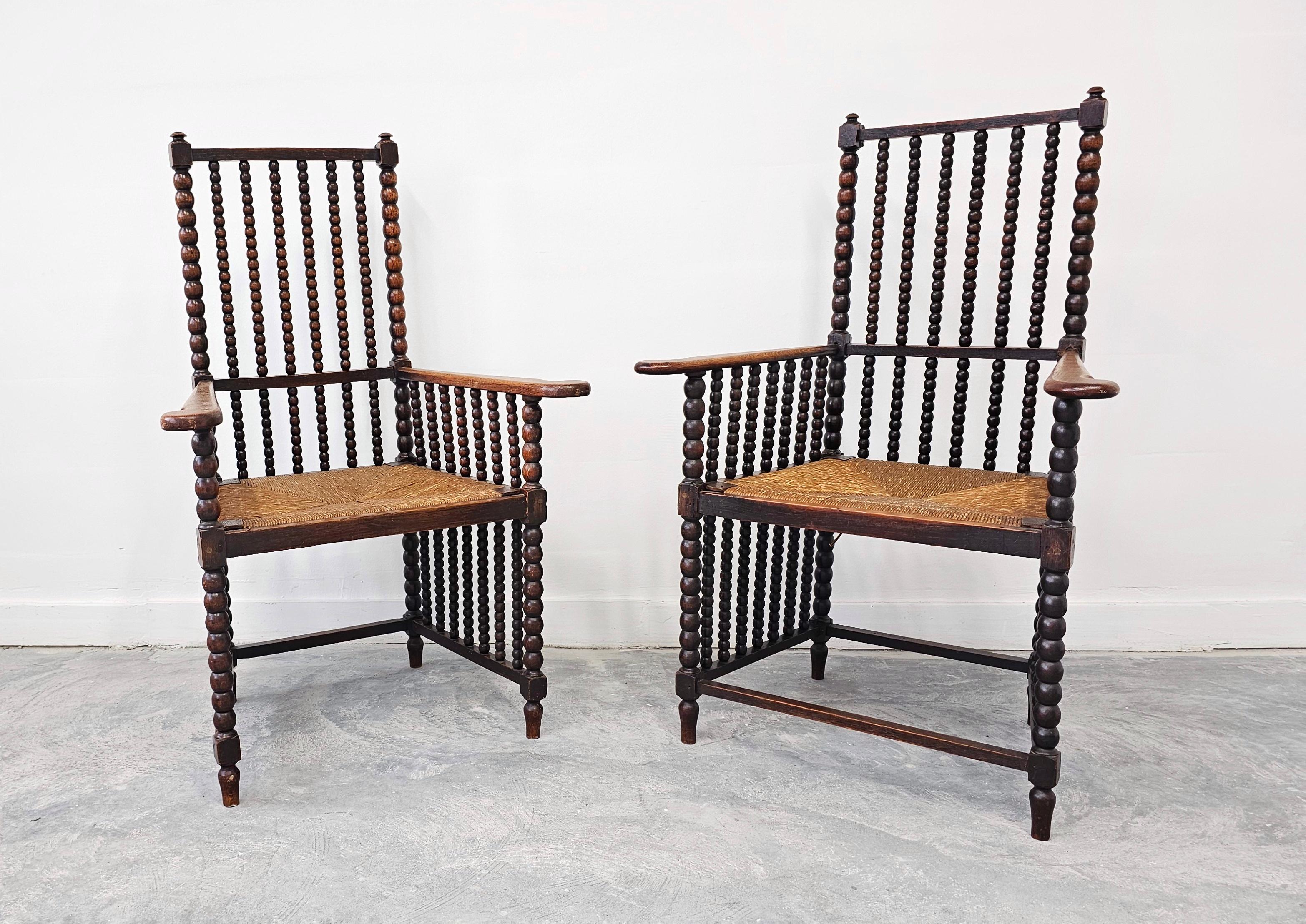 Début du 20ème siècle Paire de fauteuils Bobbin anciens en chêne avec sièges en jonc, France, années 1900 en vente