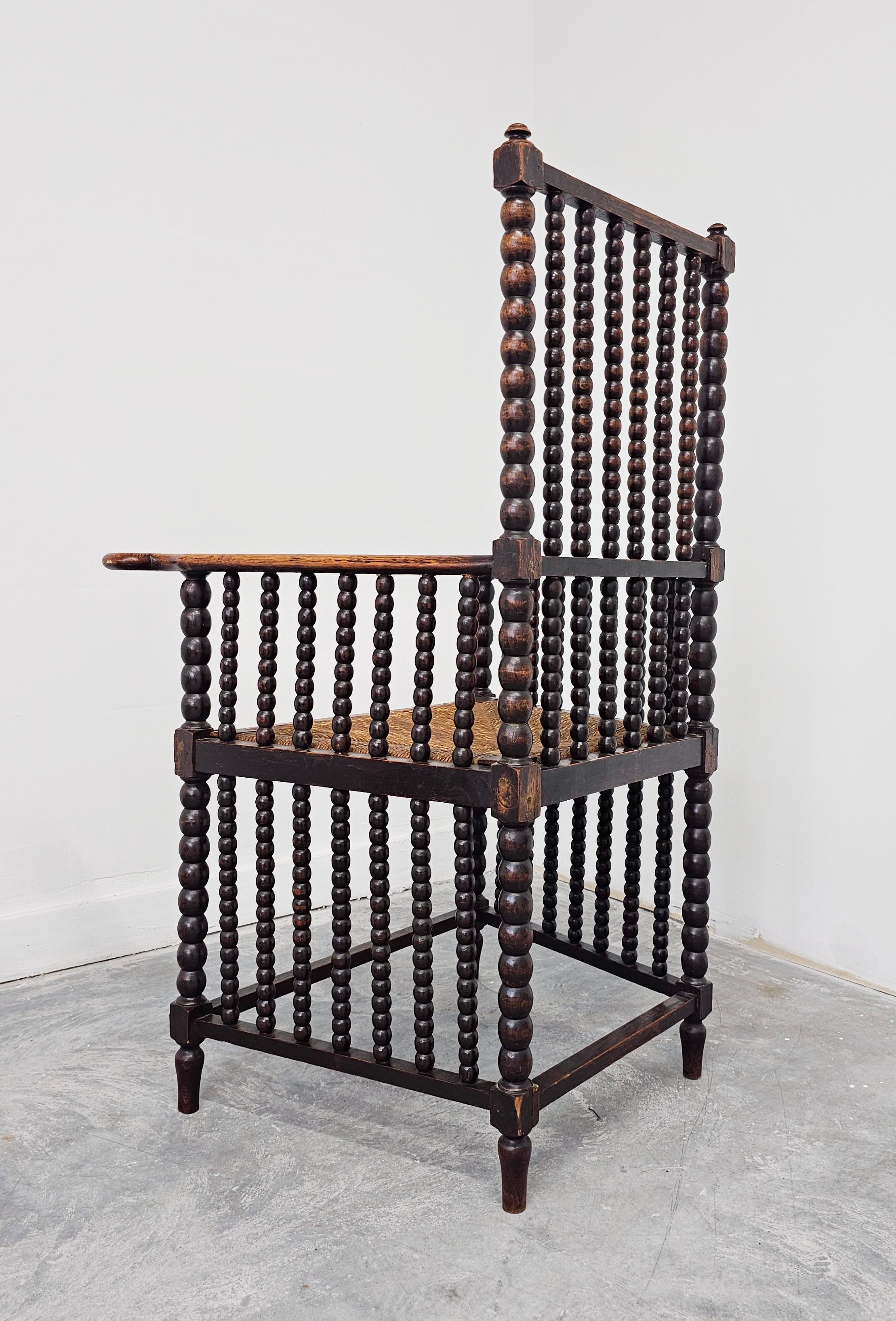 Paire de fauteuils Bobbin anciens en chêne avec sièges en jonc, France, années 1900 en vente 1