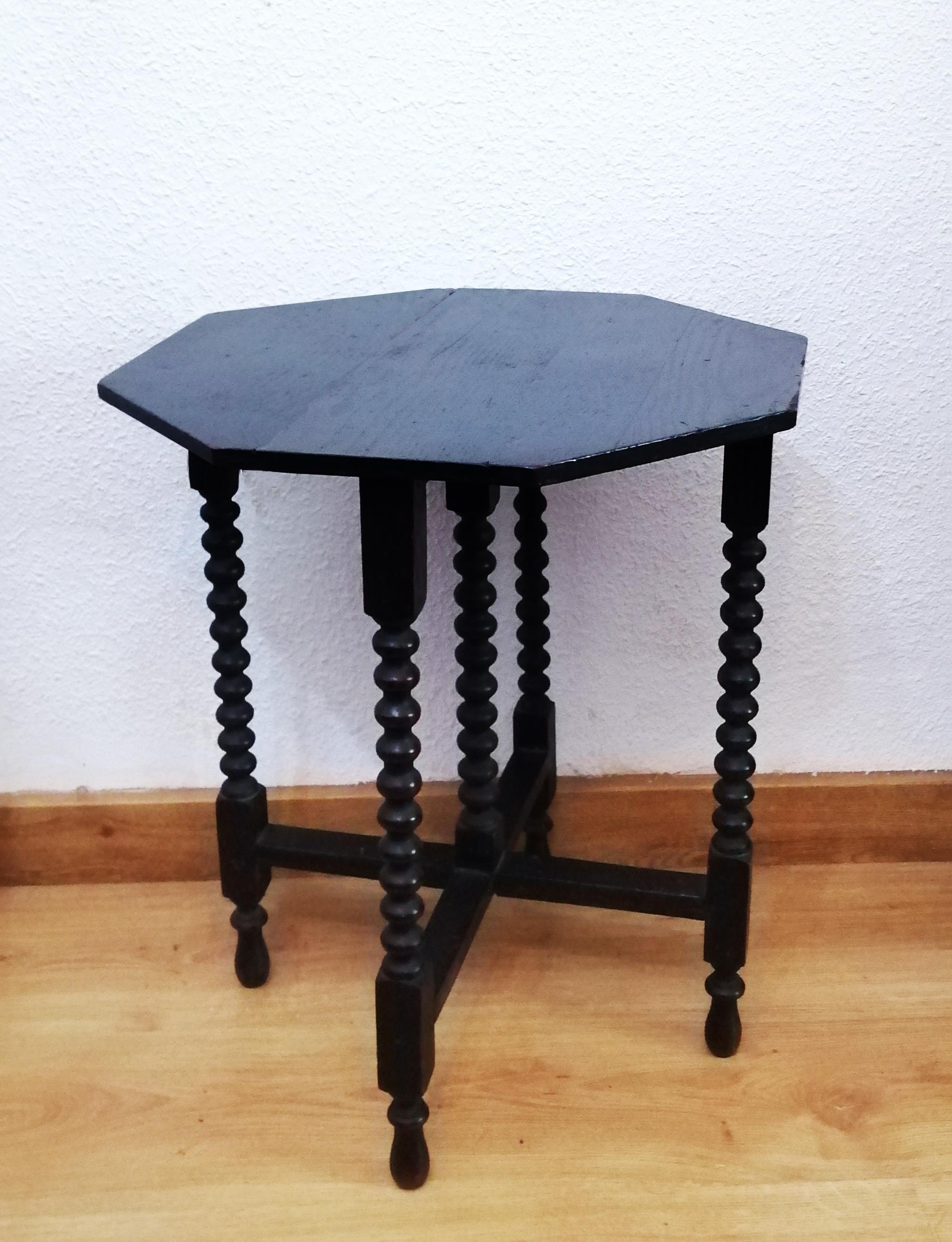 Pair of Antique Bobbin Turned Side End Wine Tables from the 19th Century 5