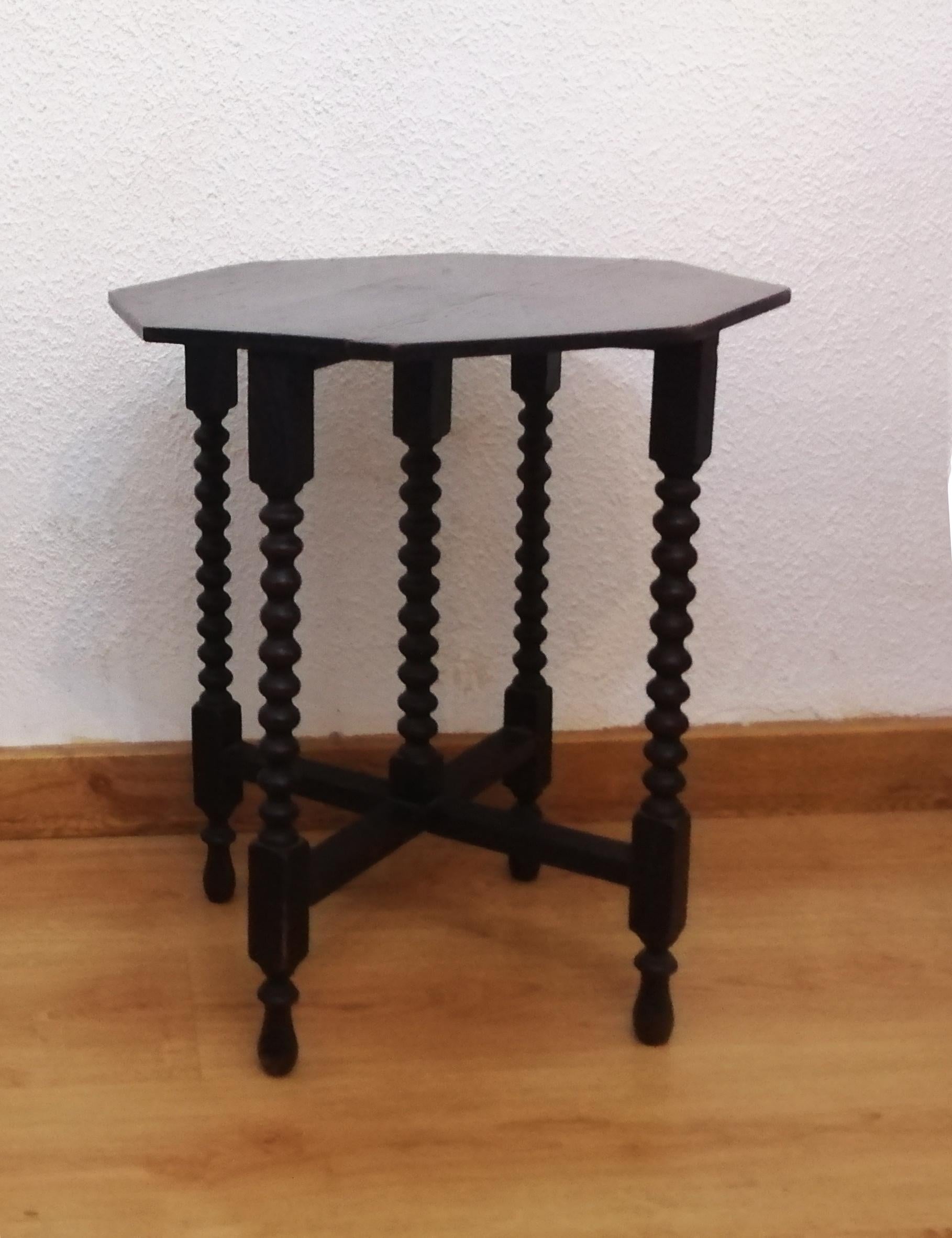 Pair of Antique Bobbin Turned Side End Wine Tables from the 19th Century 10