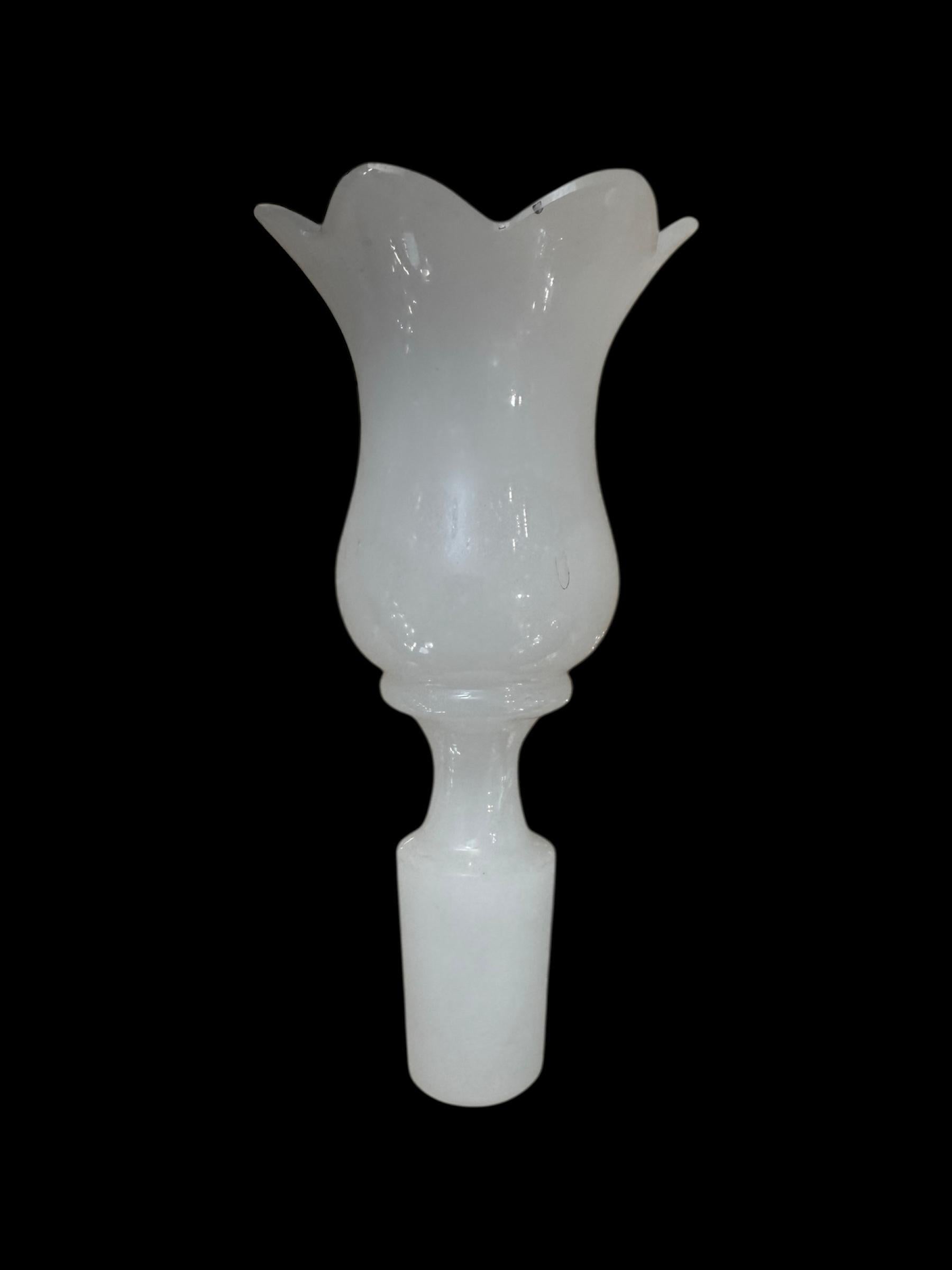 Paar antike böhmische Parfümflaschen aus Milchglas aus Milchglas (20. Jahrhundert) im Angebot