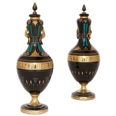 Paire de vases anciens en verre noir de Bohème de style néo-égyptien