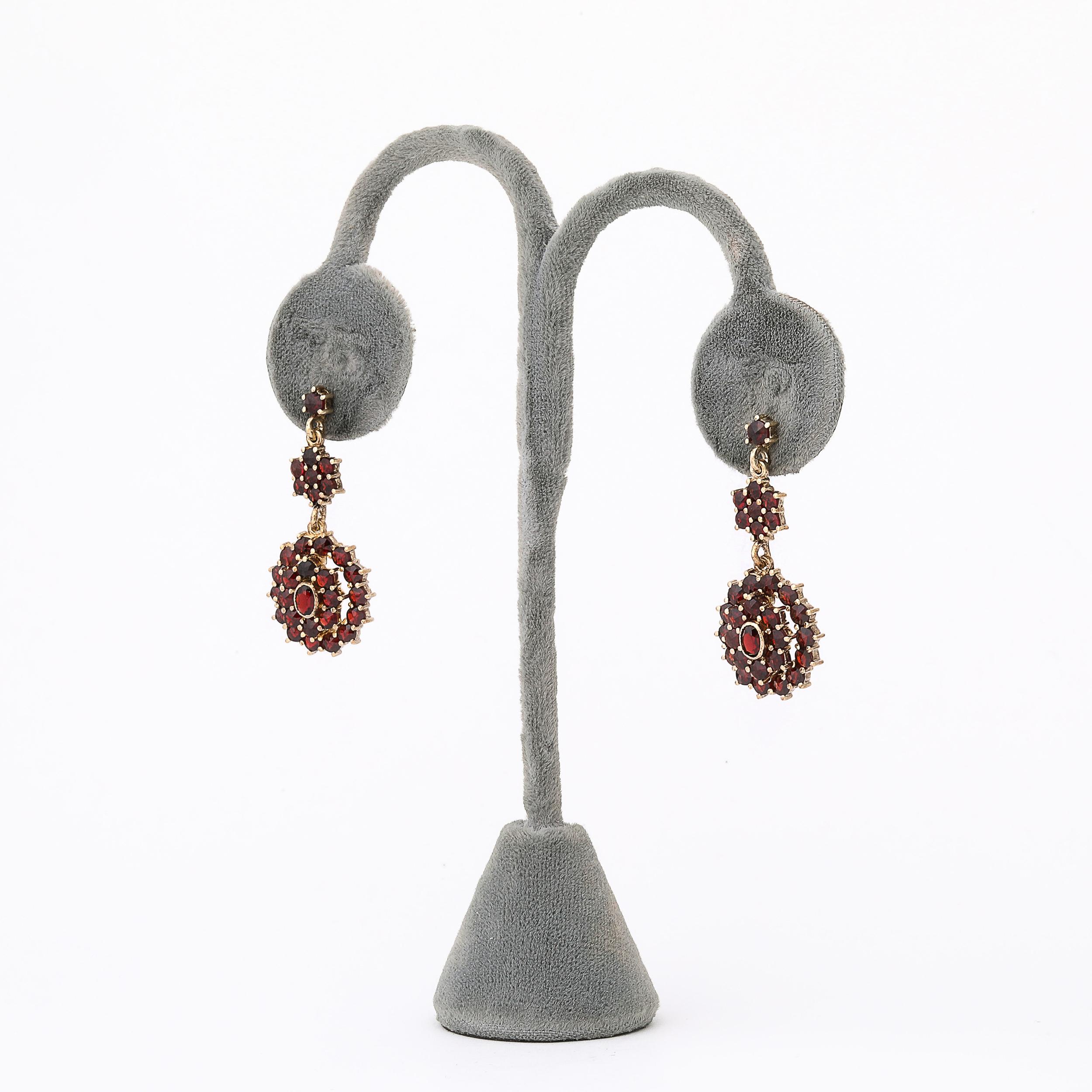 Taille simple Paire de boucles d'oreilles anciennes en grenat de Bohème dans des montures en argent doré en vente