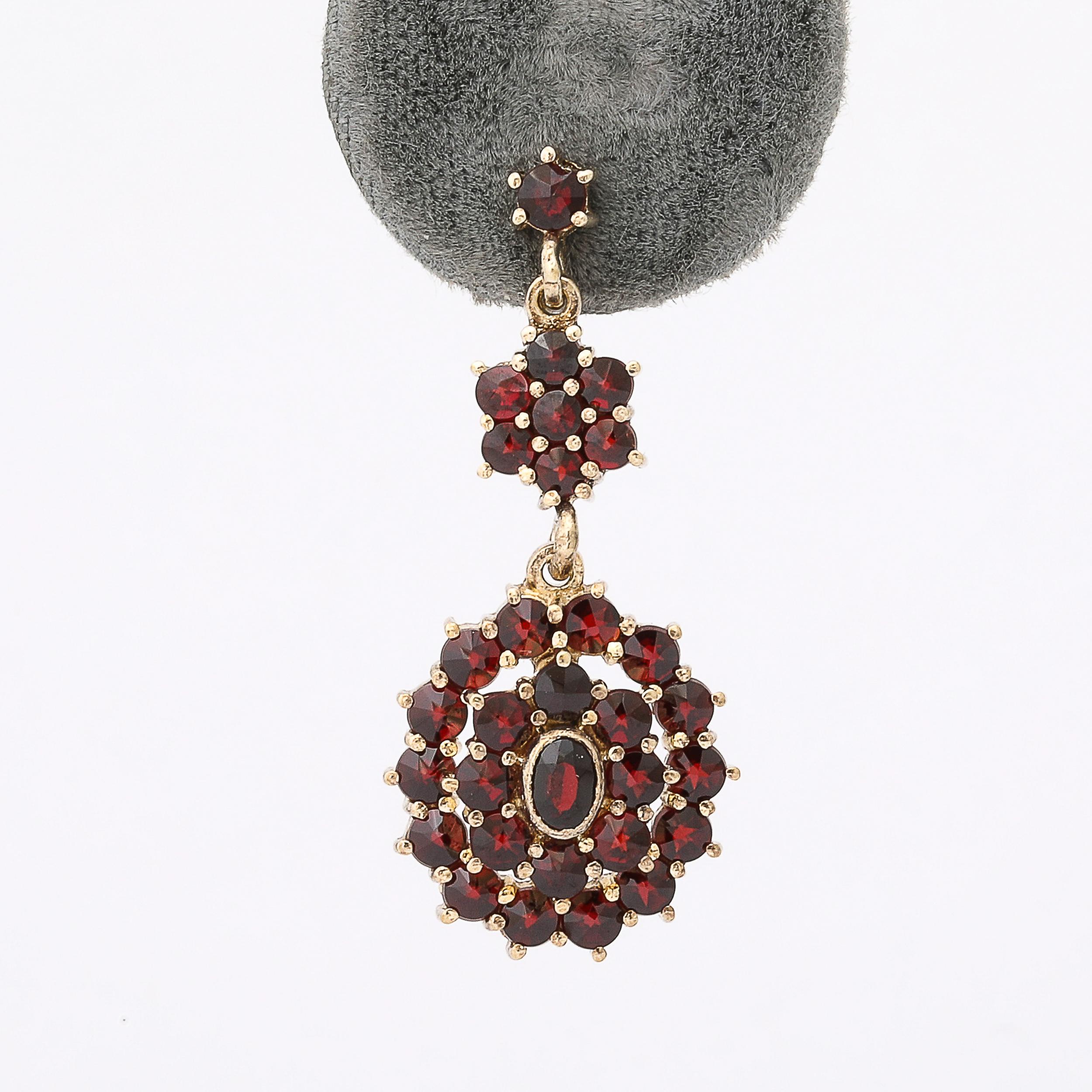 Paire de boucles d'oreilles anciennes en grenat de Bohème dans des montures en argent doré Excellent état - En vente à New York, NY