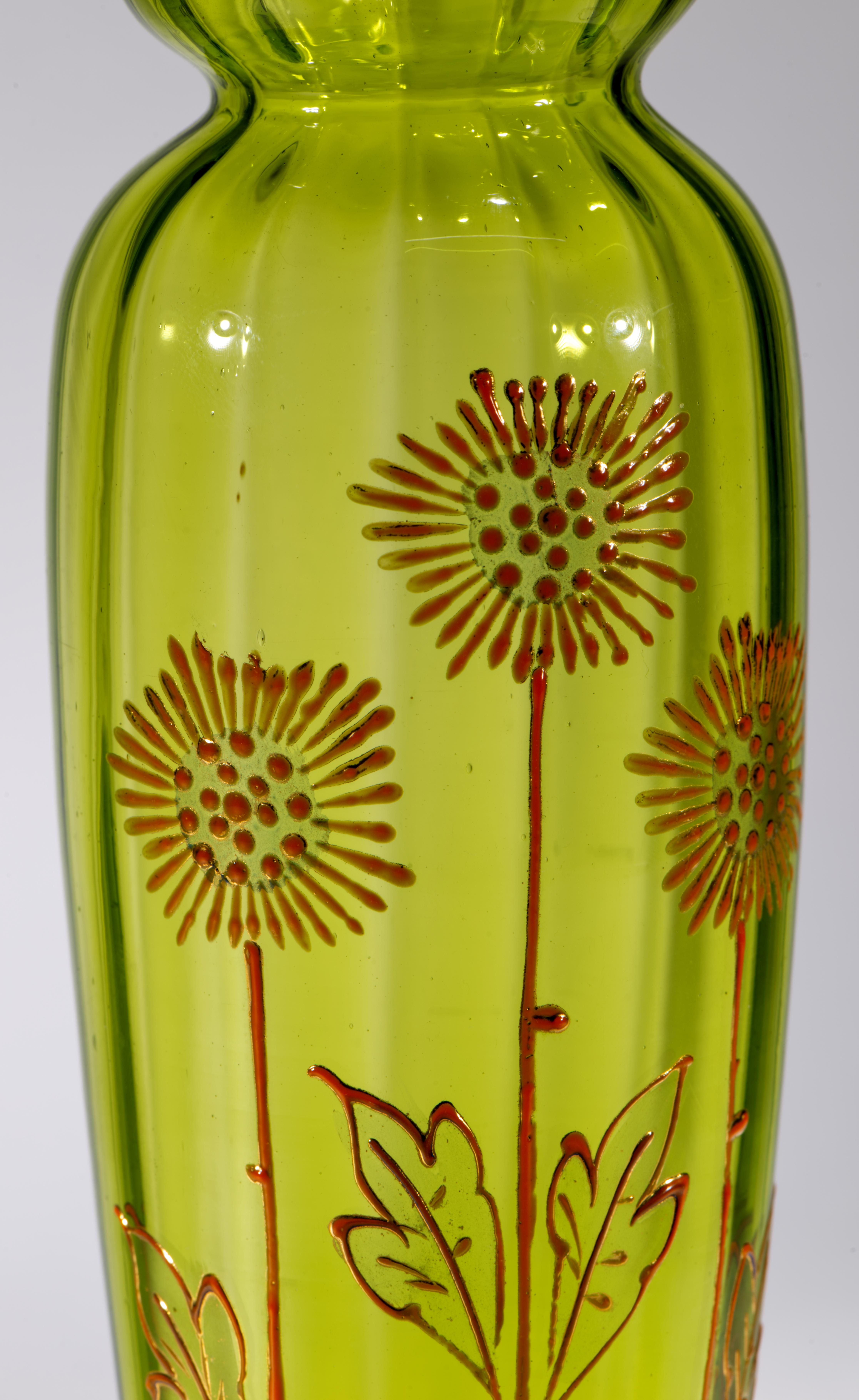 Paire de vases anciens en verre vert de Bohème émaillés et dorés attr Moser, Strong Museum en vente 2