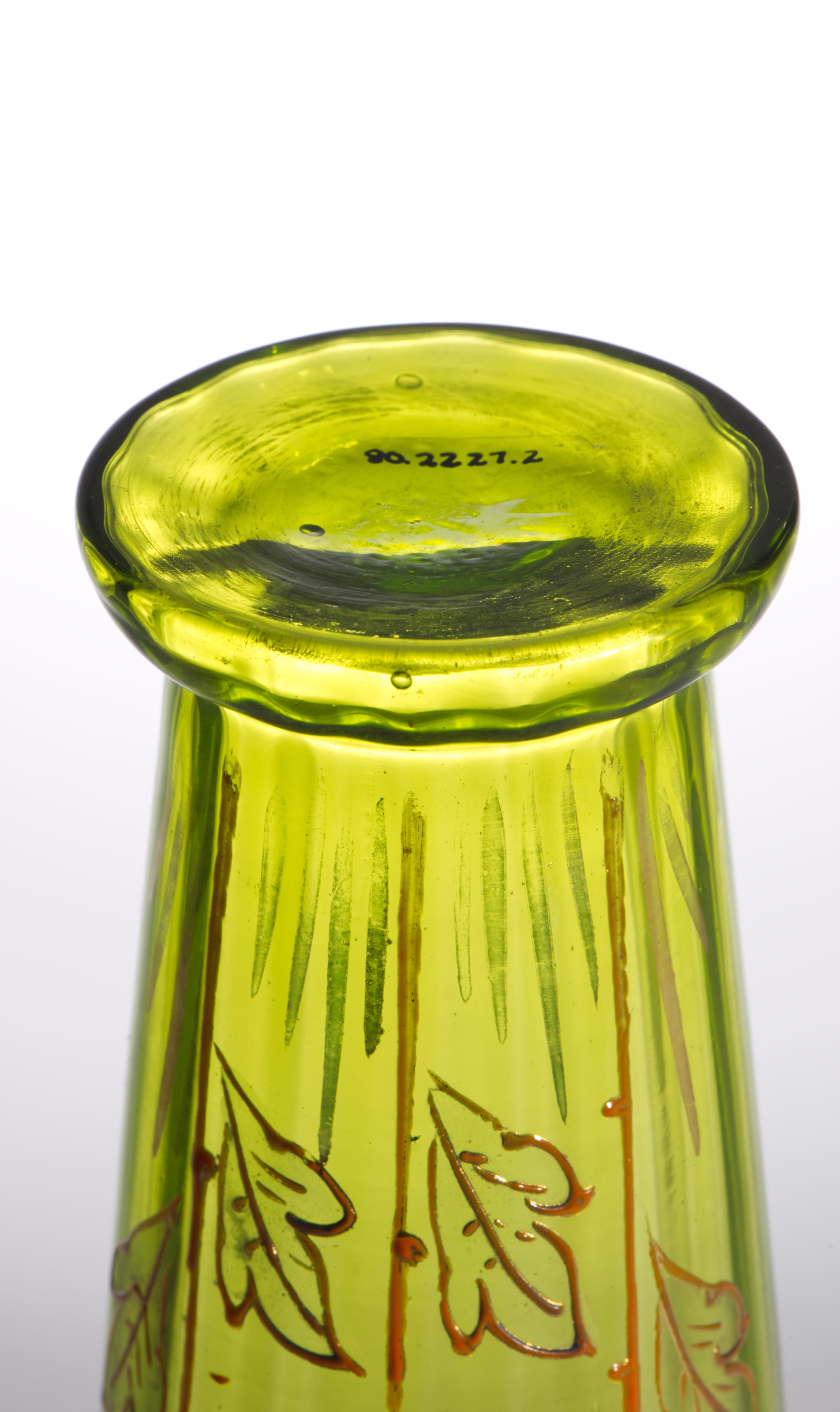 Paire de vases anciens en verre vert de Bohème émaillés et dorés attr Moser, Strong Museum en vente 3