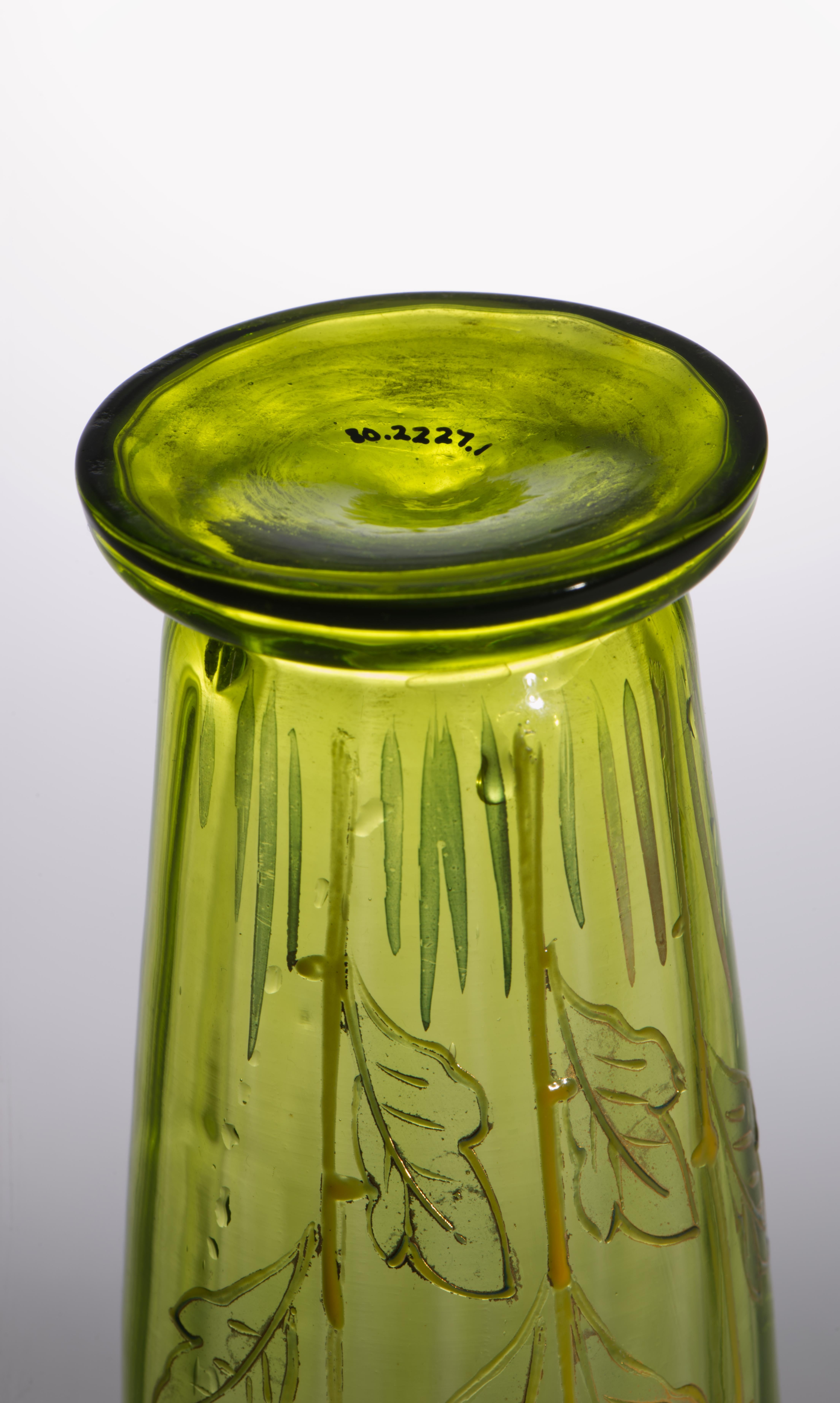 Paire de vases anciens en verre vert de Bohème émaillés et dorés attr Moser, Strong Museum en vente 4
