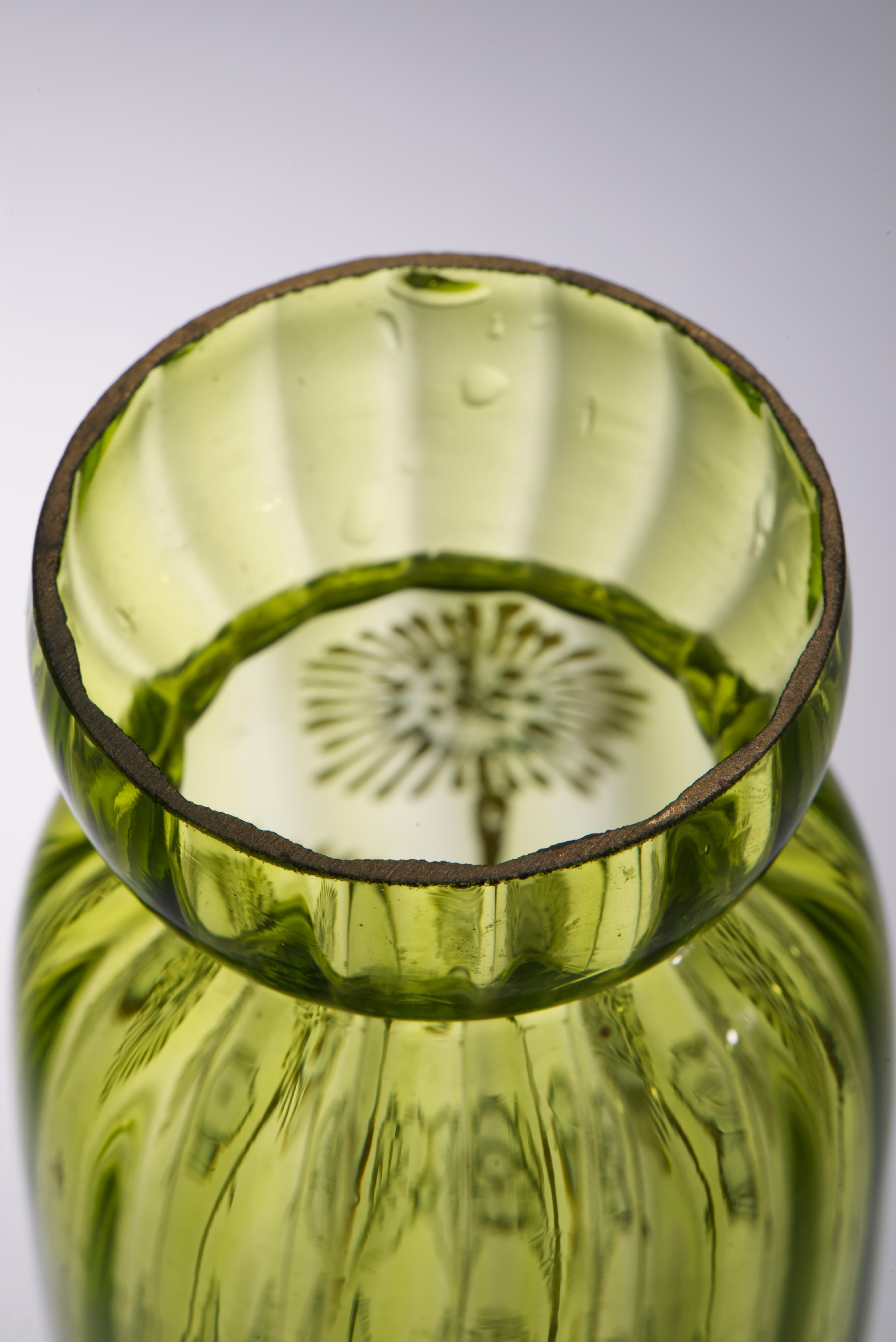 Paire de vases anciens en verre vert de Bohème émaillés et dorés attr Moser, Strong Museum en vente 5