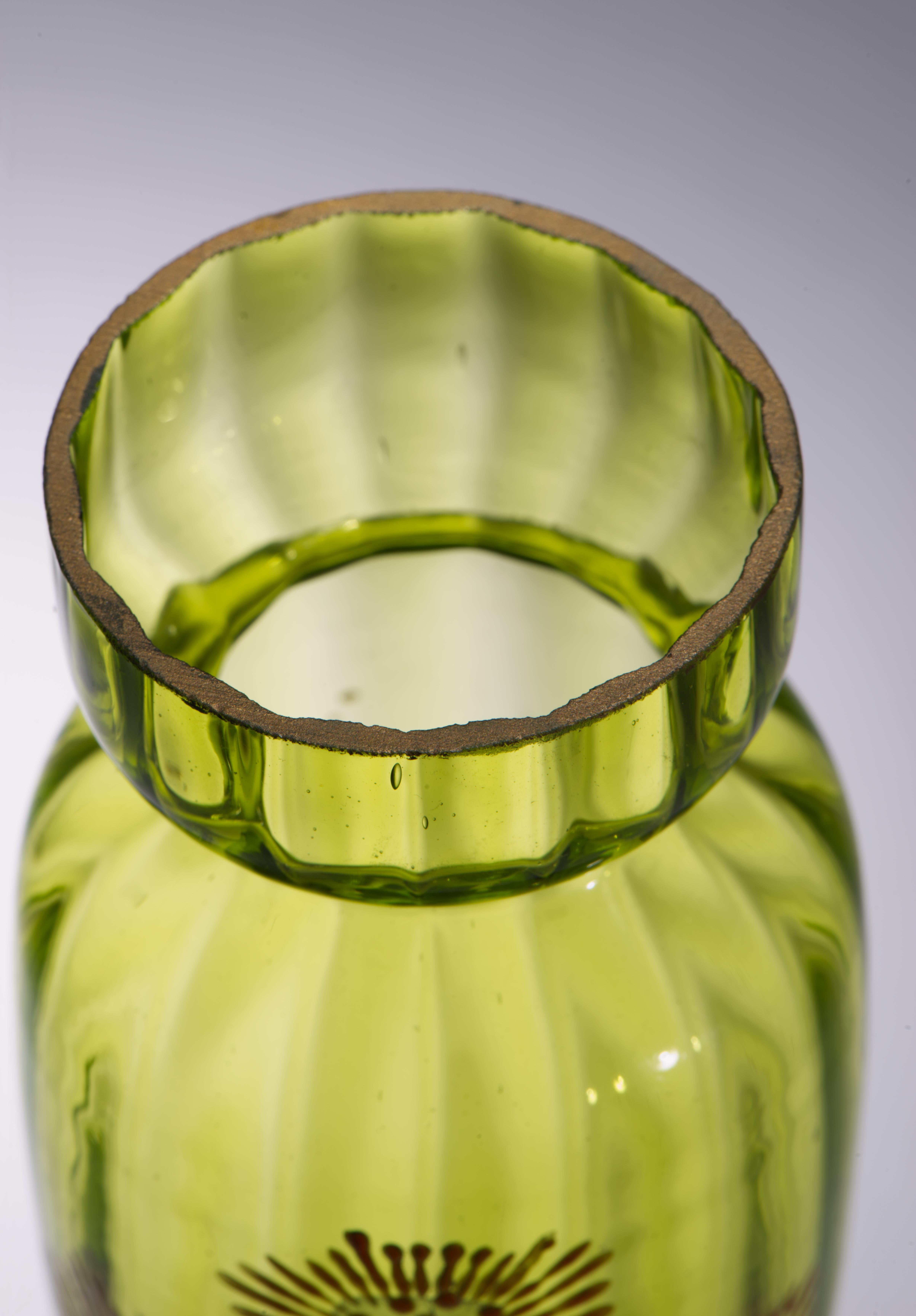 Paire de vases anciens en verre vert de Bohème émaillés et dorés attr Moser, Strong Museum en vente 6