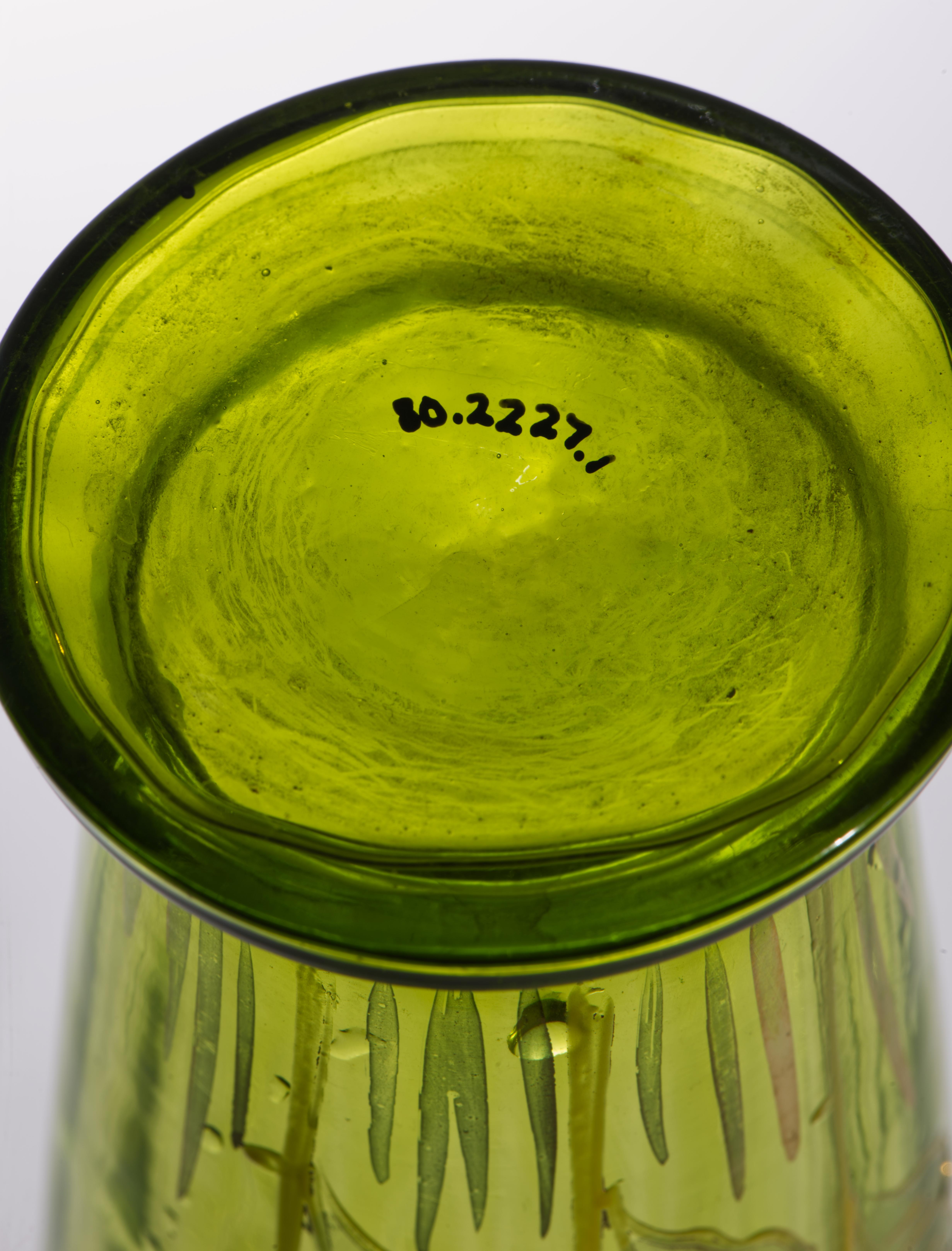Paire de vases anciens en verre vert de Bohème émaillés et dorés attr Moser, Strong Museum en vente 7