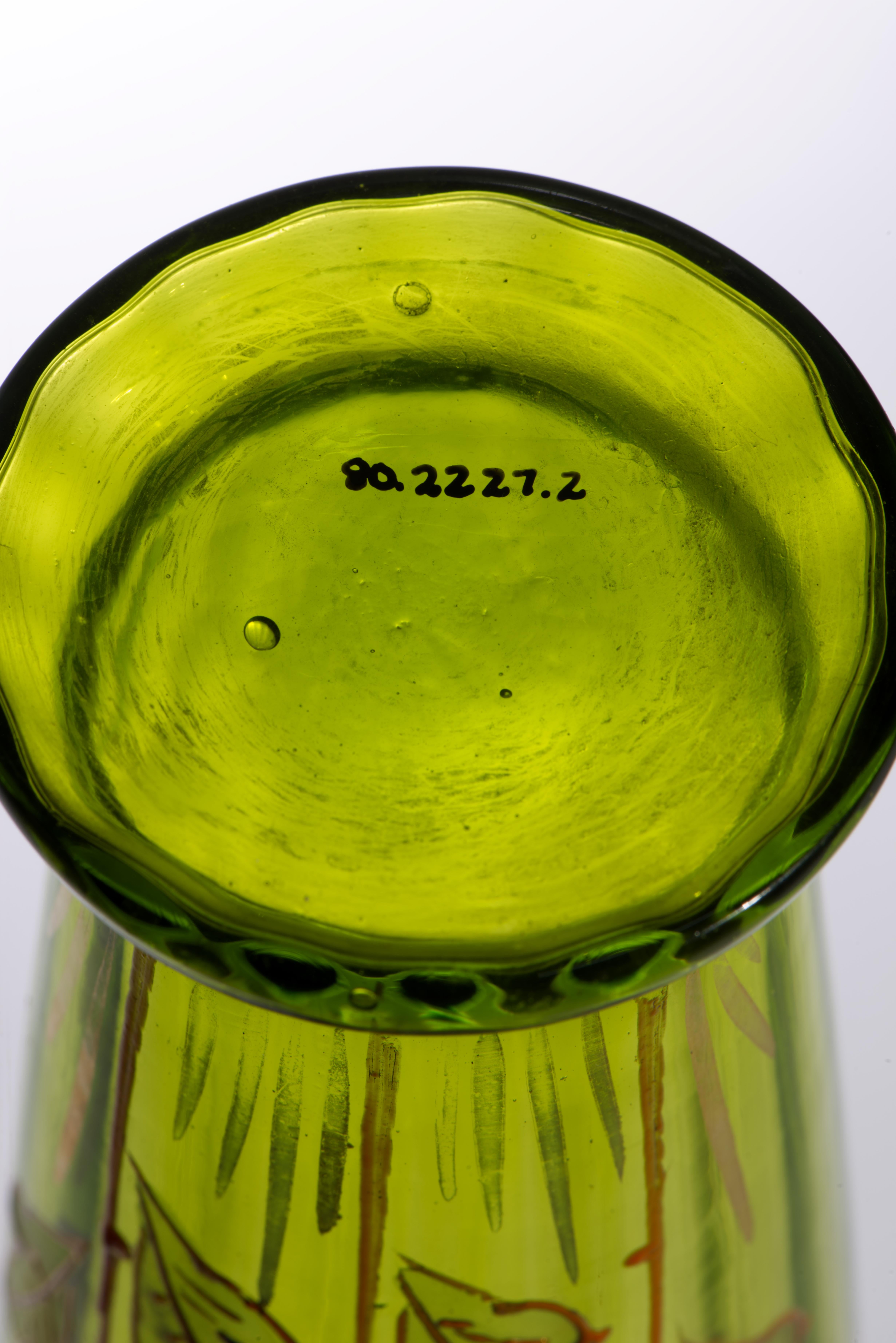 Paire de vases anciens en verre vert de Bohème émaillés et dorés attr Moser, Strong Museum en vente 8