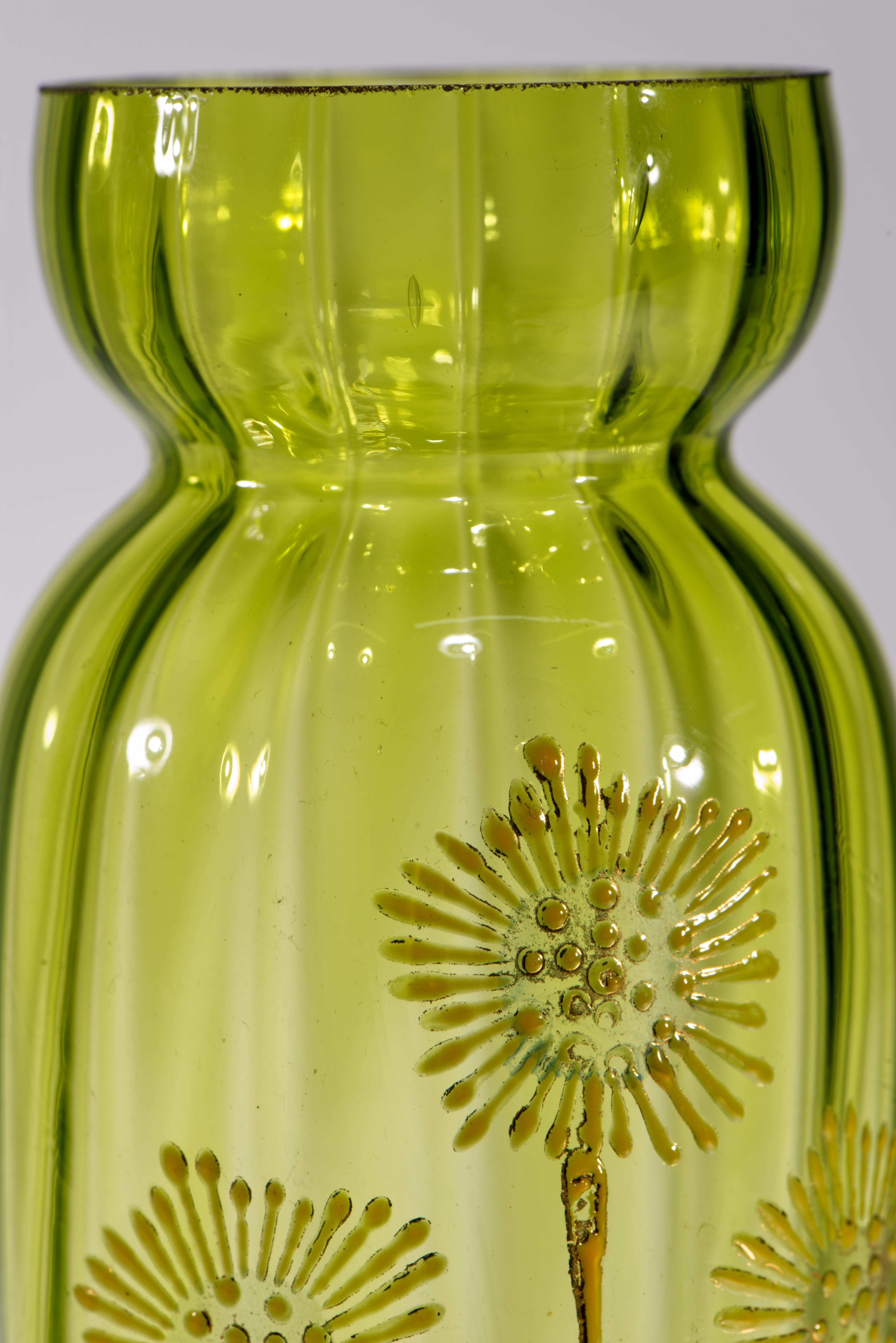 Tchèque Paire de vases anciens en verre vert de Bohème émaillés et dorés attr Moser, Strong Museum en vente