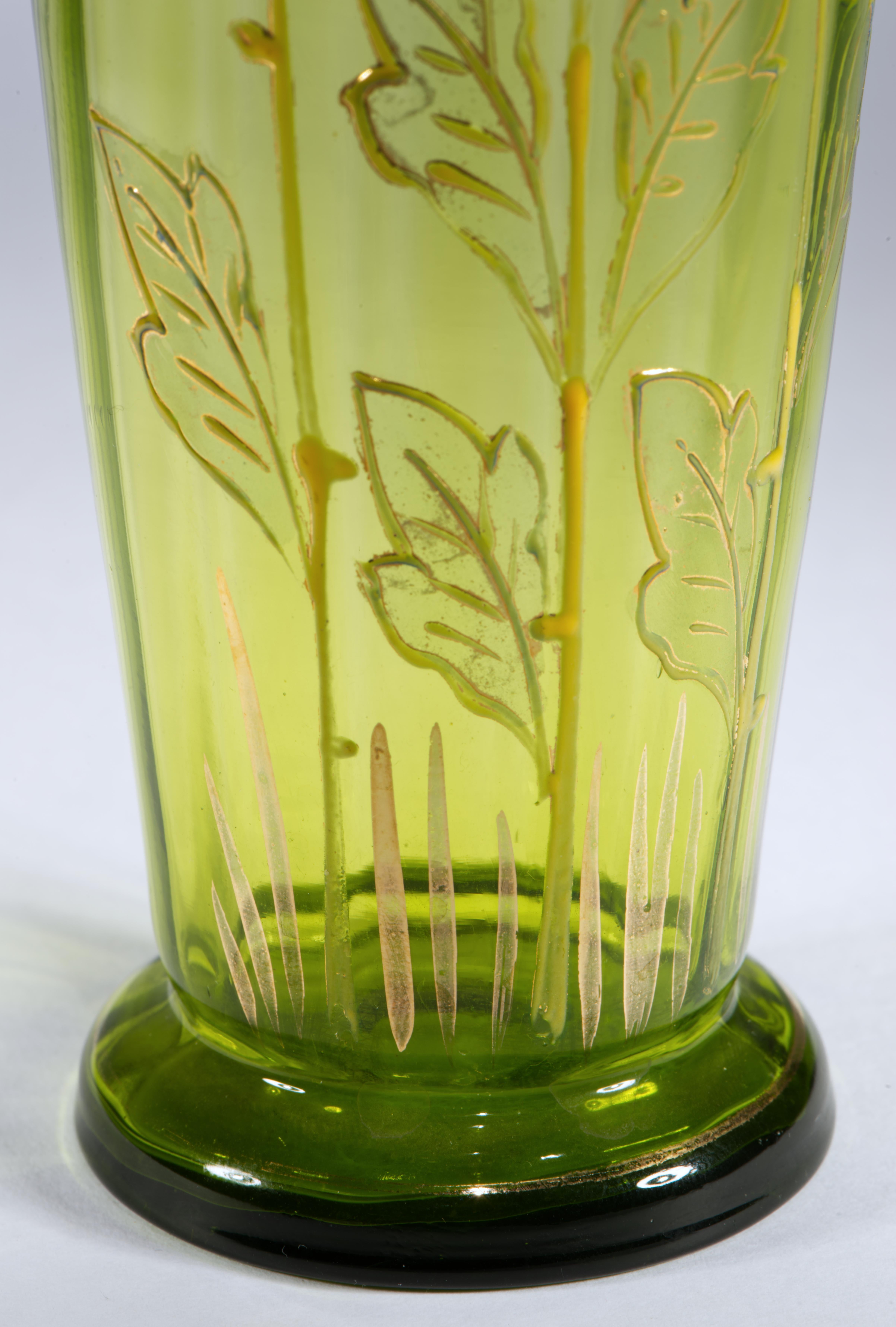 Émaillé Paire de vases anciens en verre vert de Bohème émaillés et dorés attr Moser, Strong Museum en vente