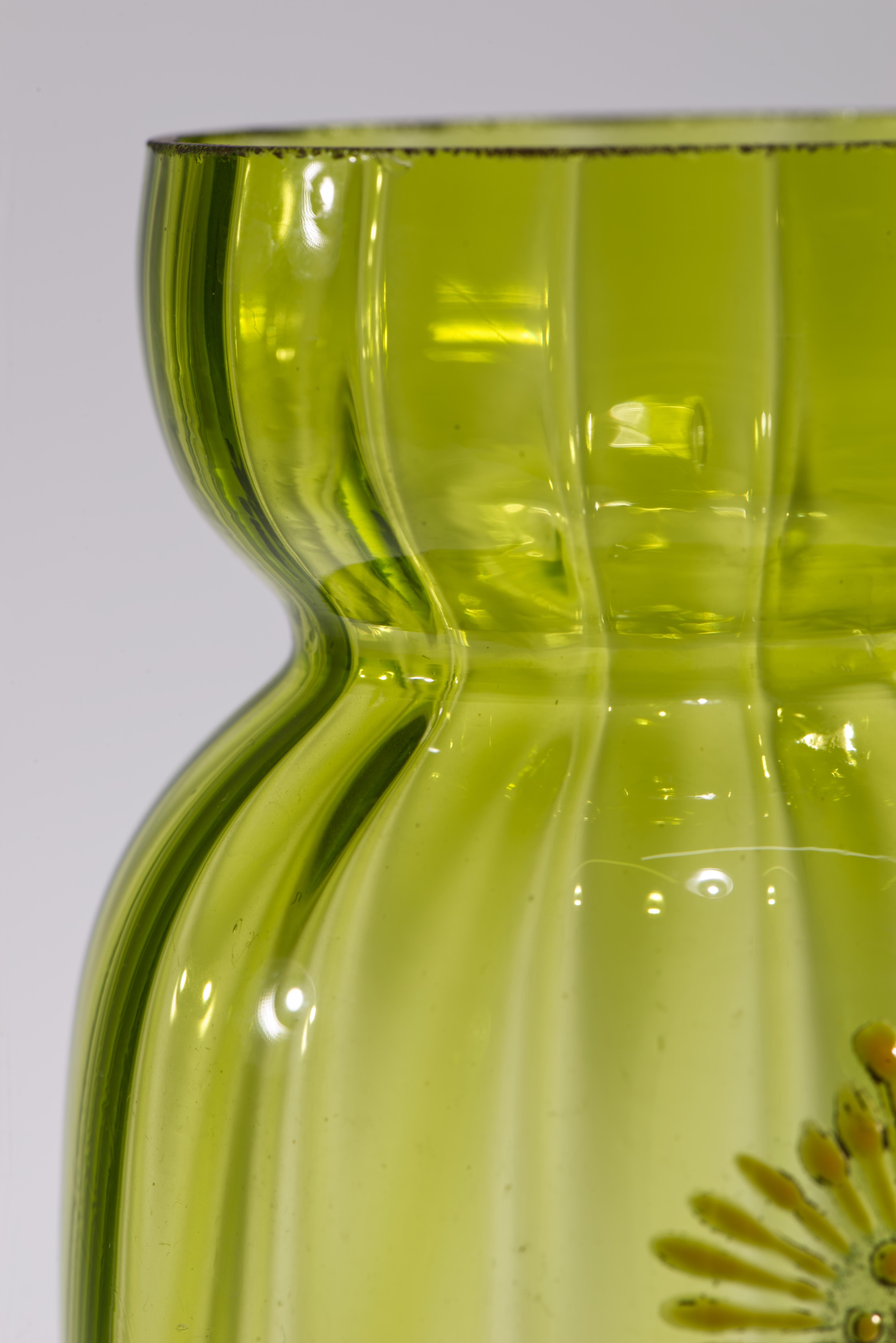 Paire de vases anciens en verre vert de Bohème émaillés et dorés attr Moser, Strong Museum Bon état - En vente à Clifton Springs, NY