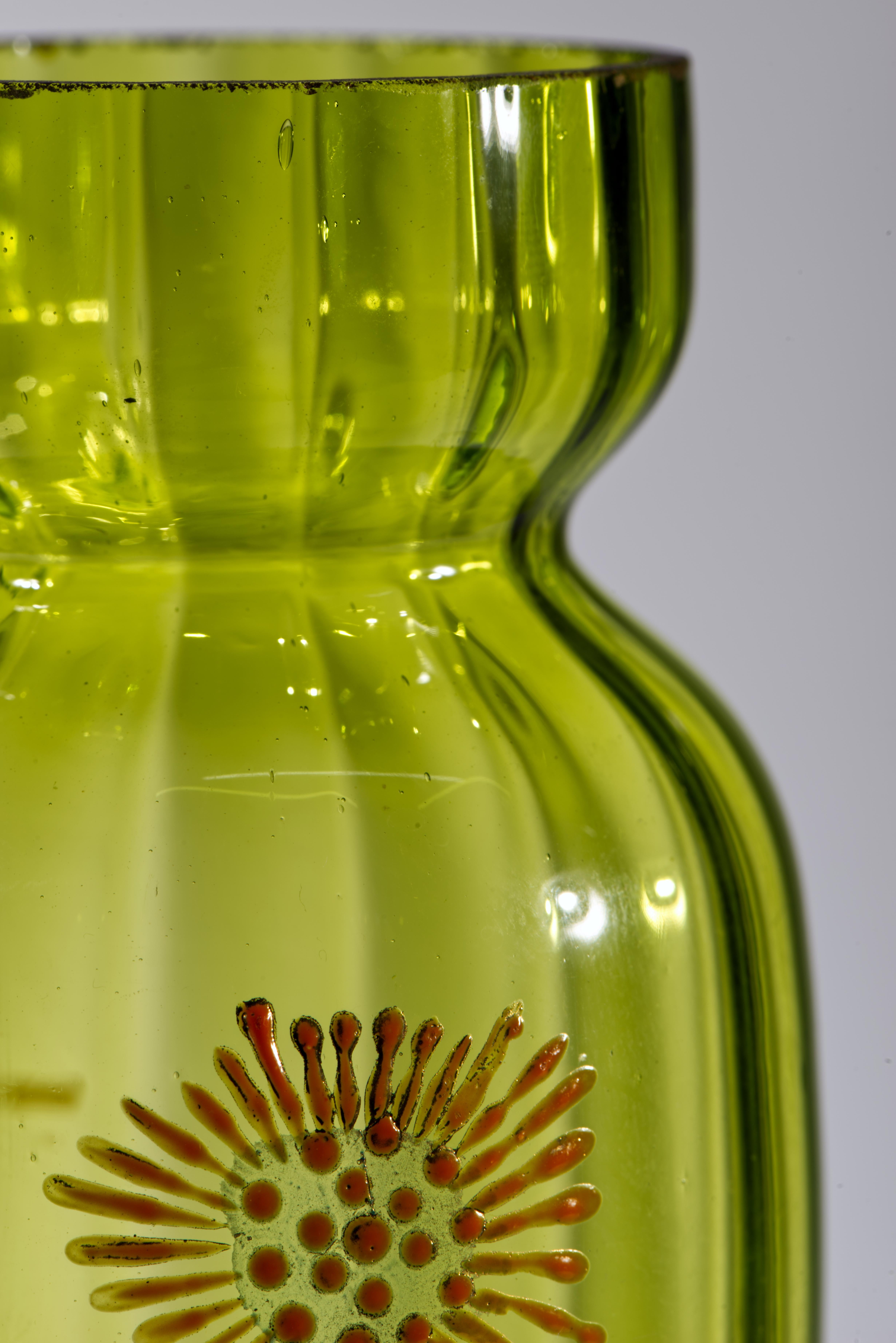 XIXe siècle Paire de vases anciens en verre vert de Bohème émaillés et dorés attr Moser, Strong Museum en vente