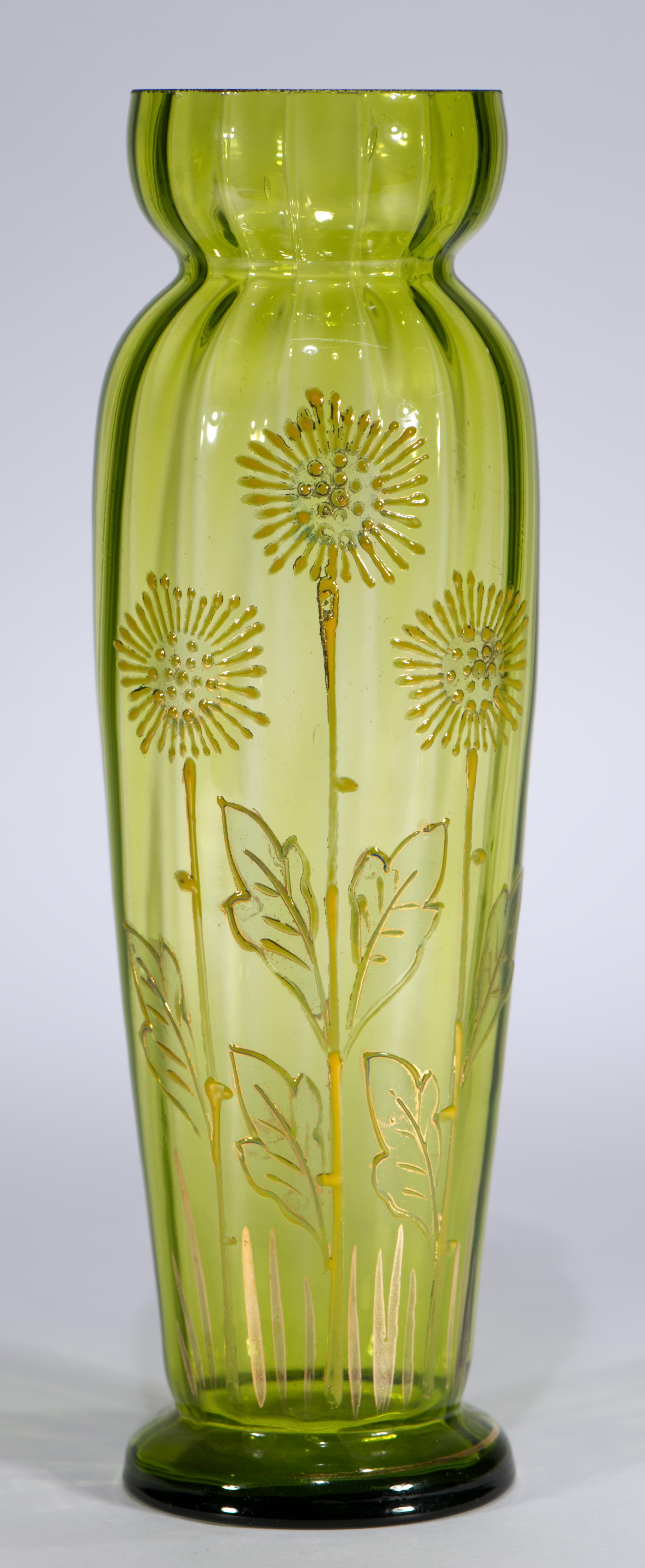 Verre Paire de vases anciens en verre vert de Bohème émaillés et dorés attr Moser, Strong Museum en vente