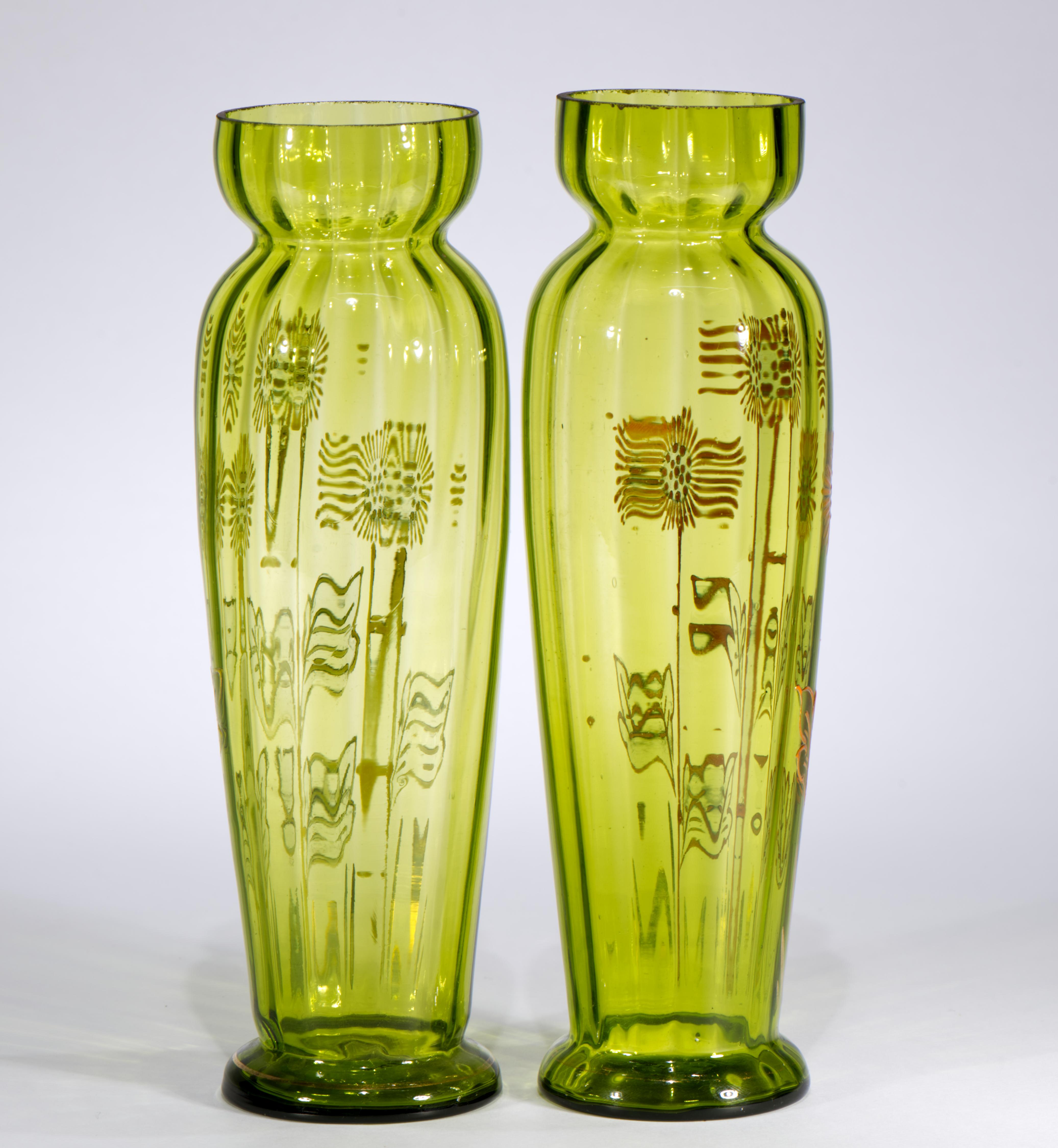 Paire de vases anciens en verre vert de Bohème émaillés et dorés attr Moser, Strong Museum en vente 1