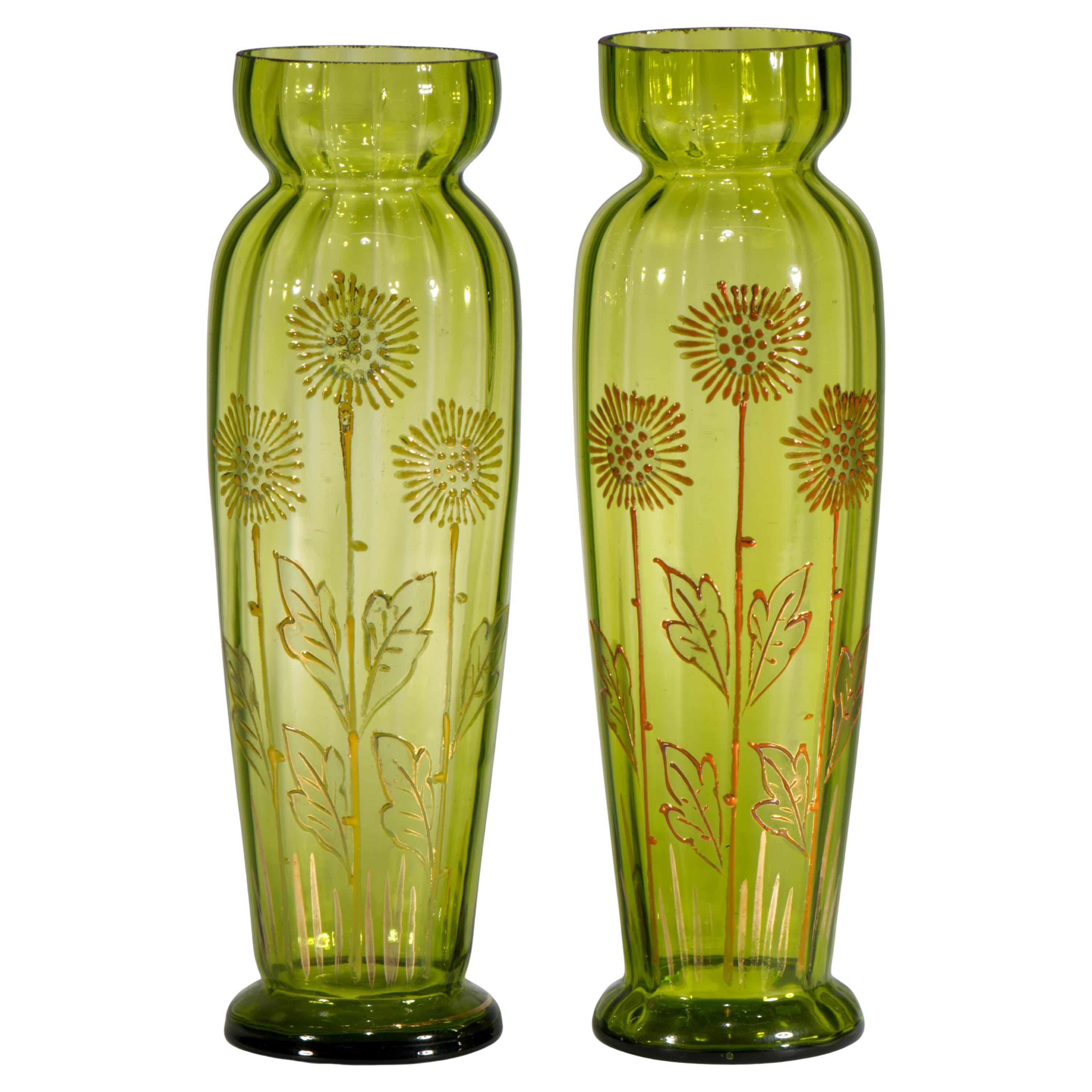Paire de vases anciens en verre vert de Bohème émaillés et dorés attr Moser, Strong Museum