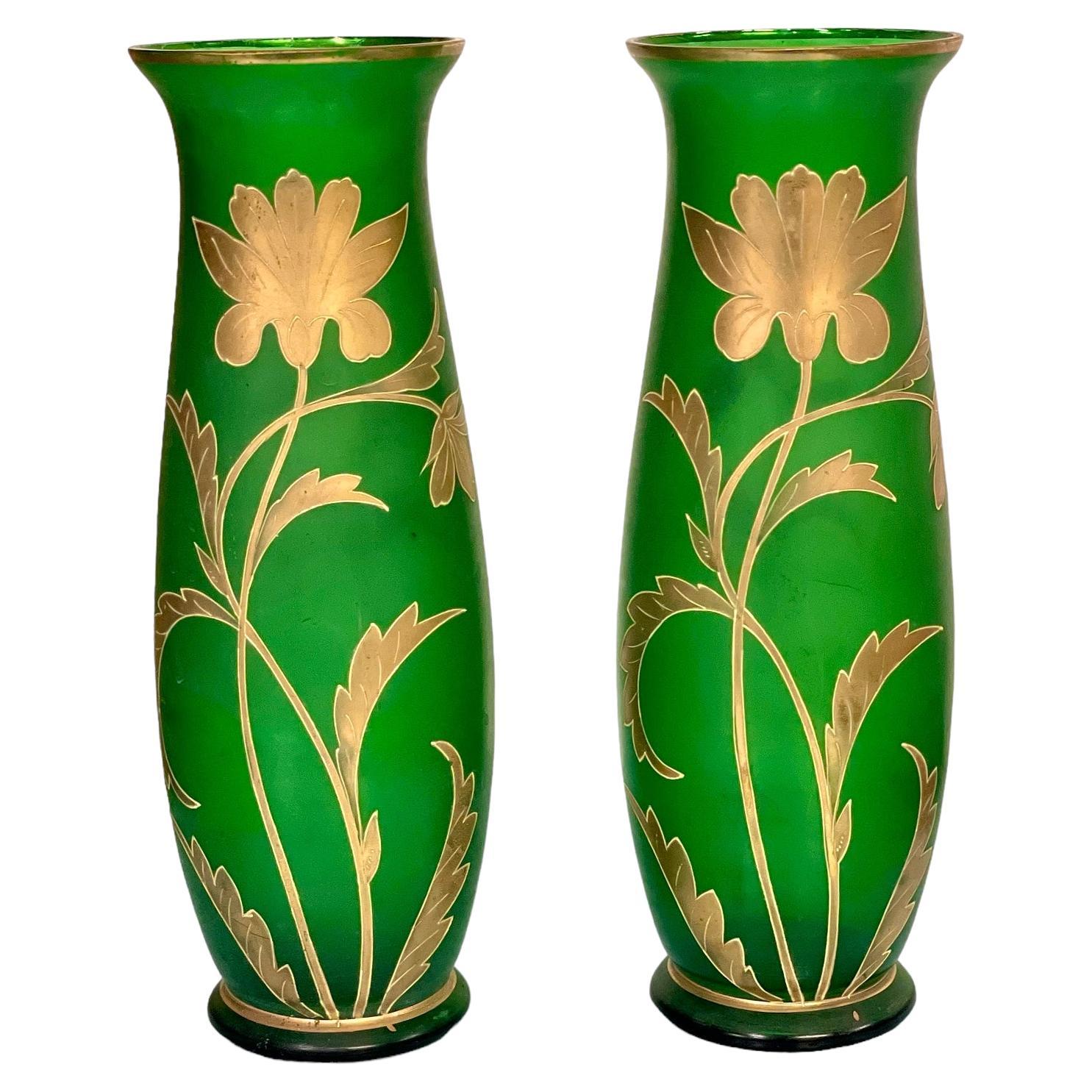 Paire de vases bohèmes anciens en verre vert et doré