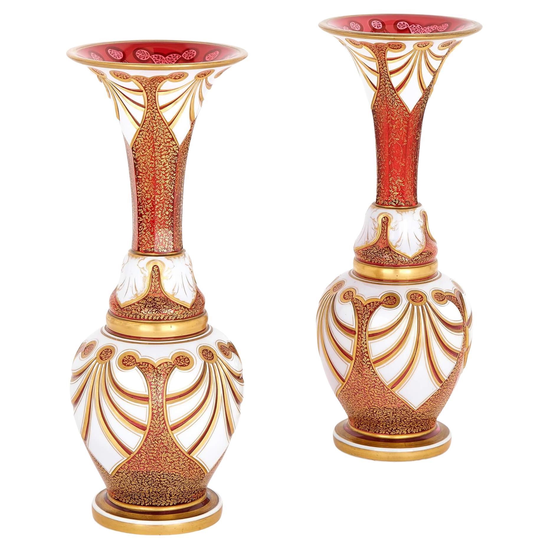 Paire de vases bohèmes anciens en verre rubis et doré à la feuille 