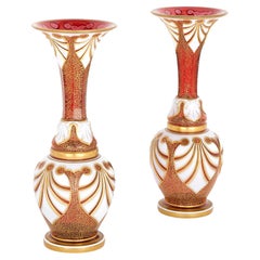 Paar antike böhmische Vasen aus Rubinglas und vergoldetem Porzellan 