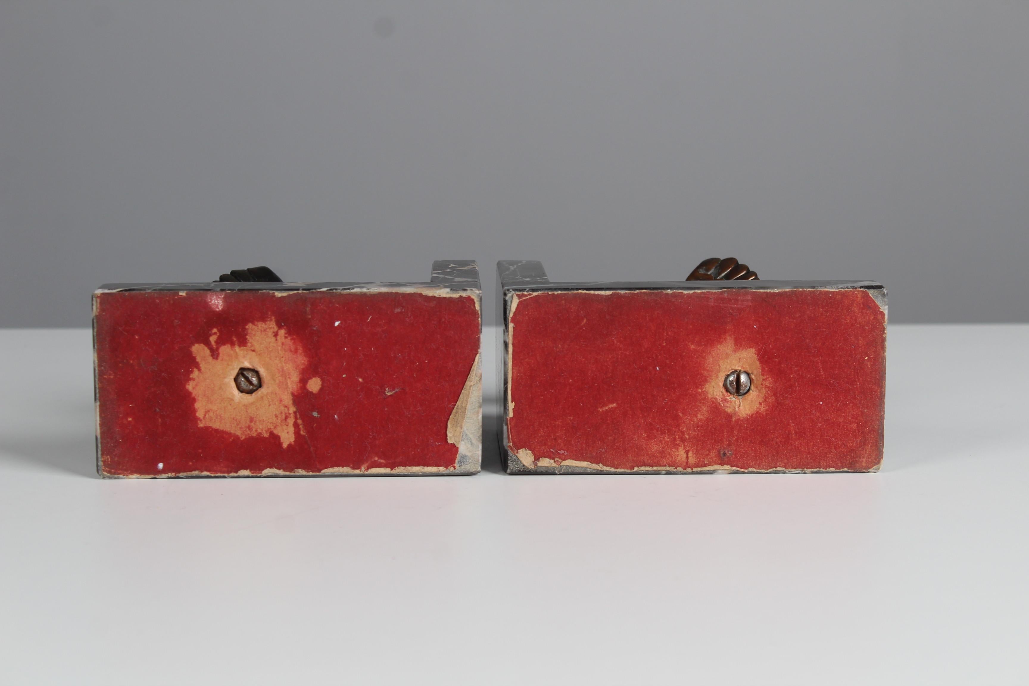 Paar antike Buchstützen, Marmor mit Gänseblümchenskulpturen, Frankreich, Art déco im Angebot 5