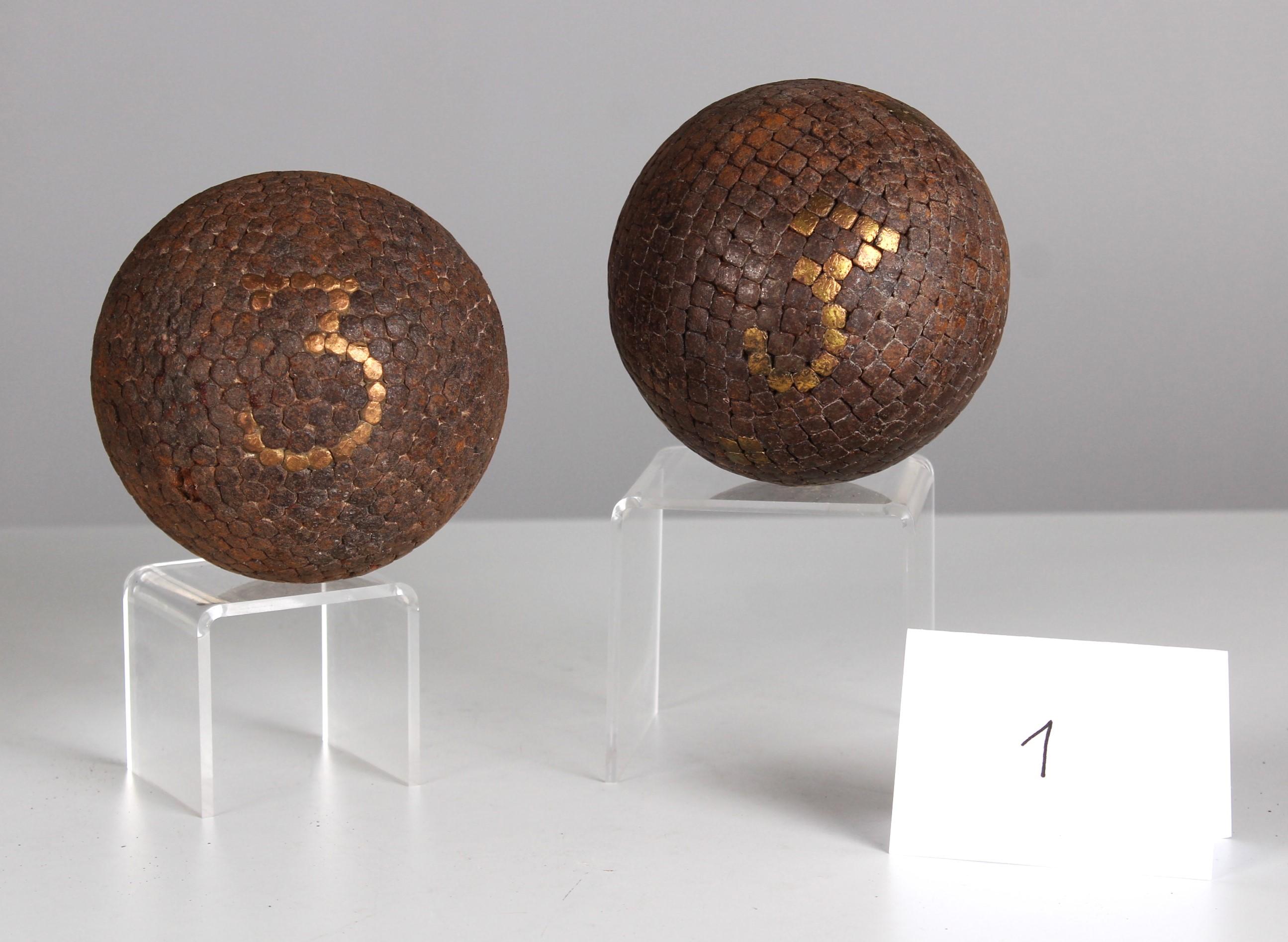 Belle et unique paire de boules, France, fin du 19e siècle.
Décorée du chiffre 
