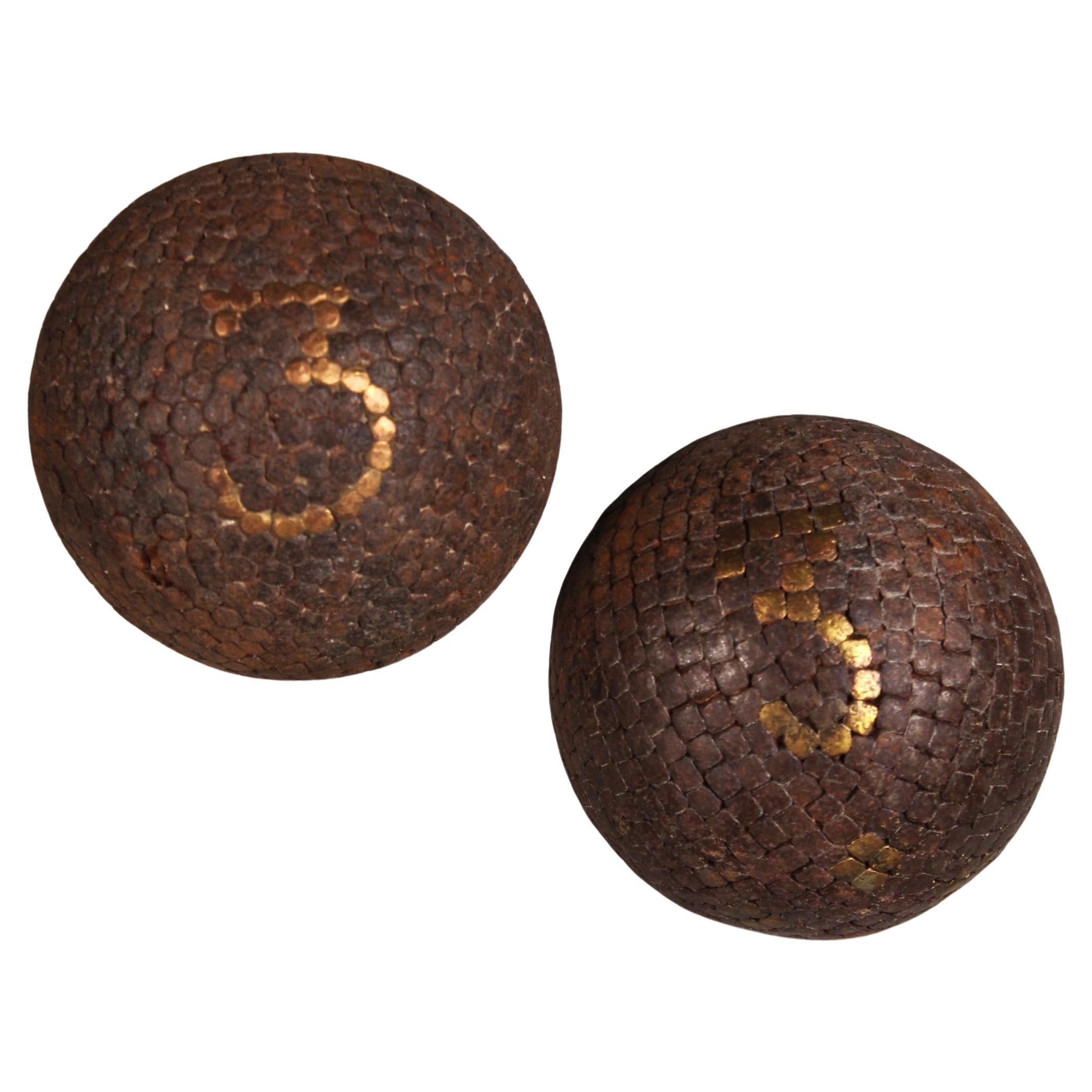 Paire de boules anciennes "3", "V", Pétanque, 1880s, France, Artisanat en vente