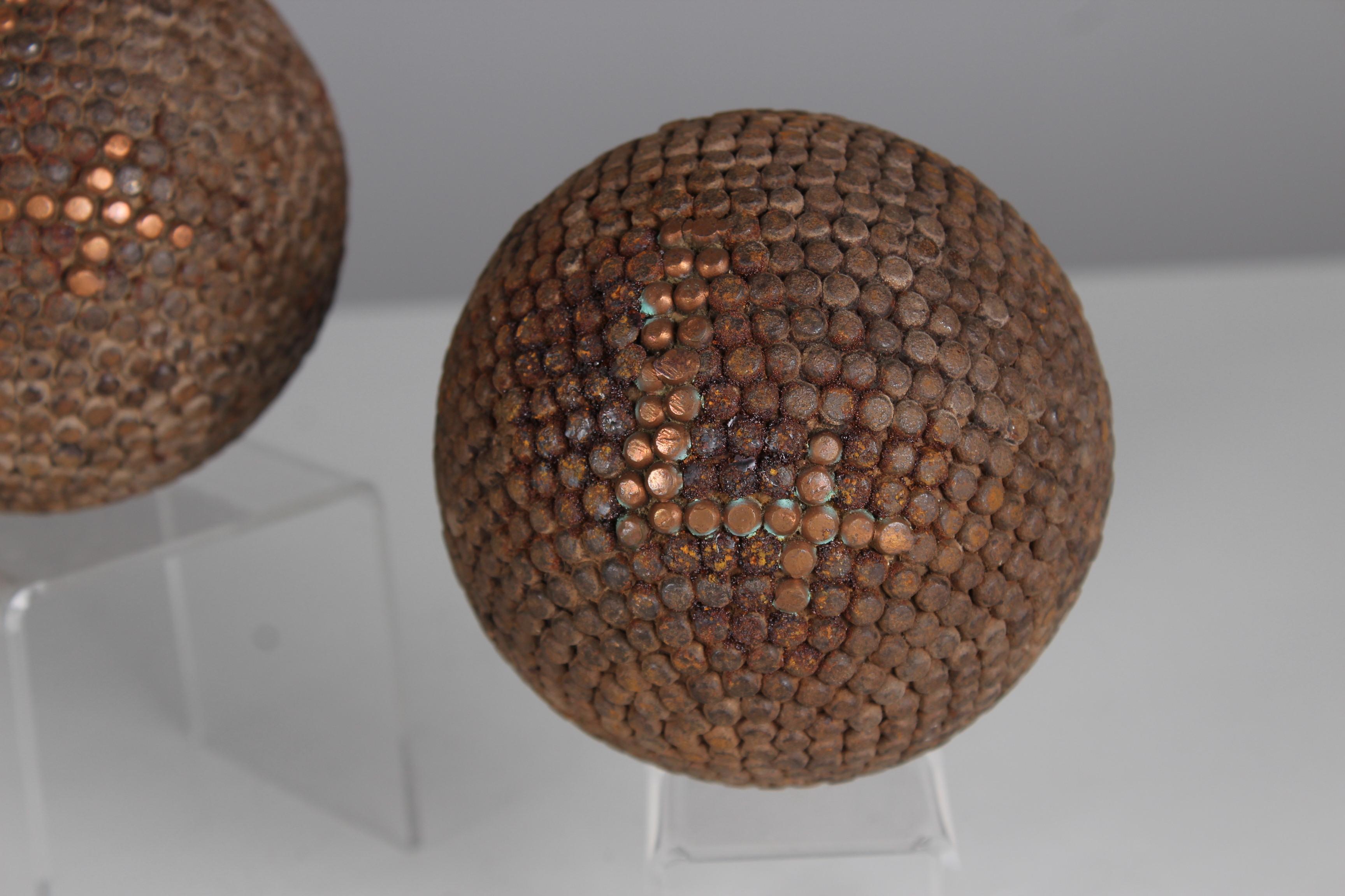 Schönes, einzigartiges Boule-Kugelpaar, Frankreich, Ende 19.
Durchmesser 9,4 cm.

Im 19. Jahrhundert erfuhr die Herstellung von Boulekugeln in Frankreich eine bedeutende Entwicklung, als das Boule-Spiel, insbesondere die Pétanque-Variante, an