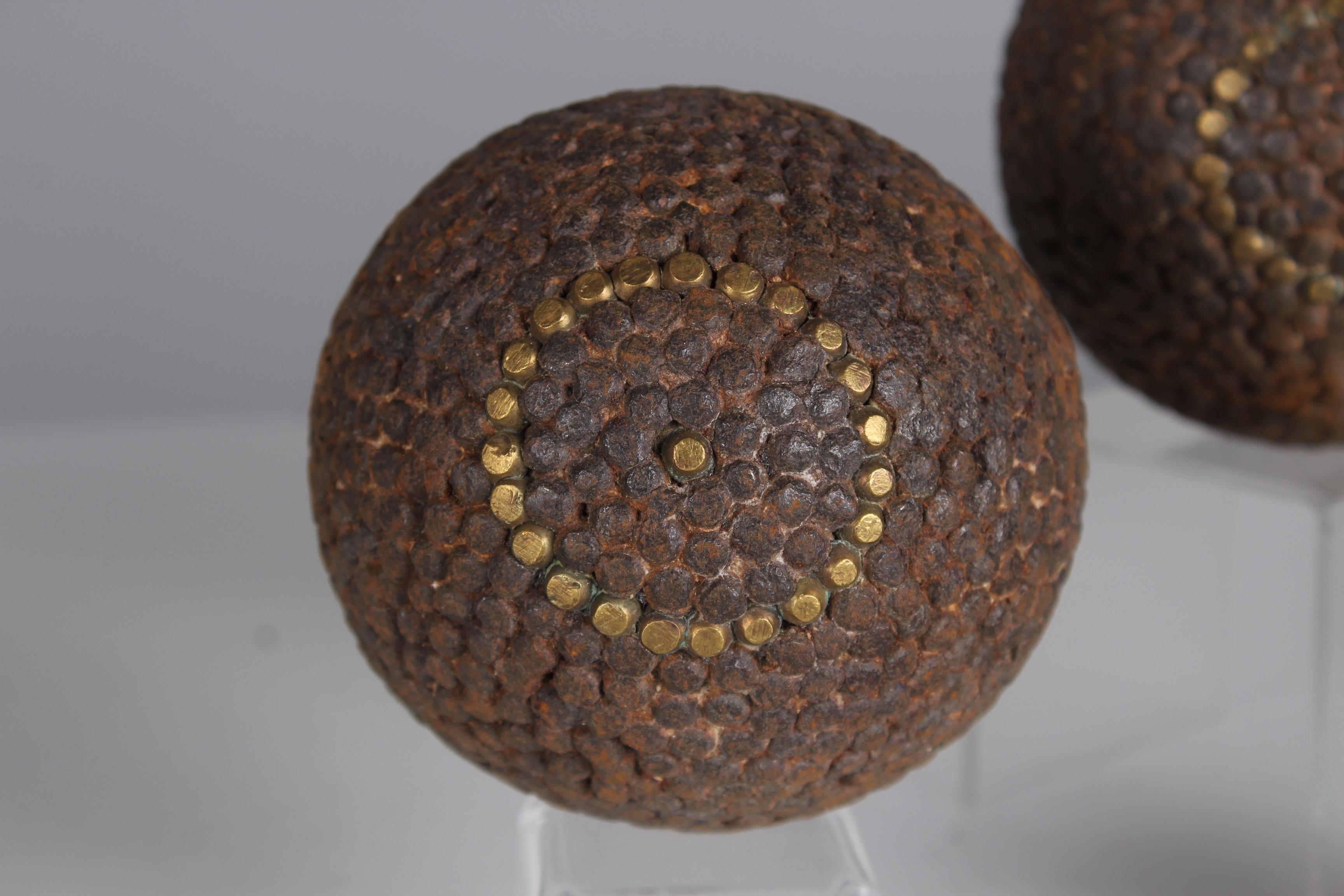 Schönes, einzigartiges Boulekugelpaar und eine Zielkugel, Frankreich, Ende 19.

Im 19. Jahrhundert erfuhr die Herstellung von Boulekugeln in Frankreich eine bedeutende Entwicklung, als das Boule-Spiel, insbesondere die Pétanque-Variante, an