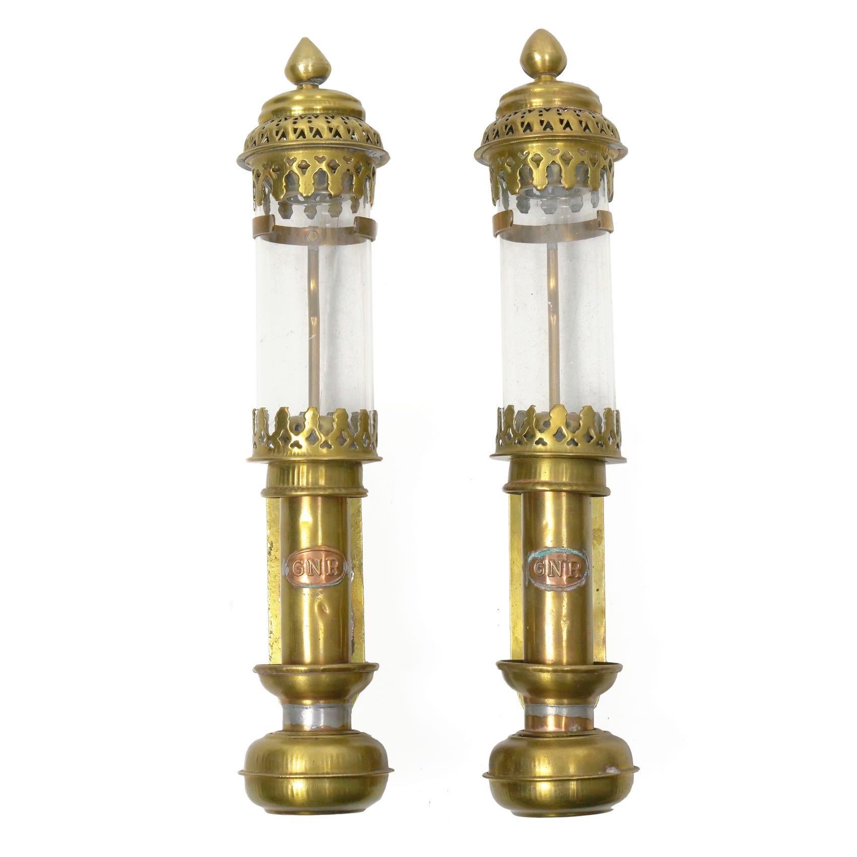 This is an attractive 20th century pair of reproduction carriage lamps bearing a copper plaque stamped GNR, each being produced in exact replication of the Great Northern Railway and Great Western Railway carriage lamps. They are such an interesting