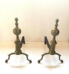 Ein Paar antiker Messing-Andirons mit Kugelfinale aus England. Circa 1790.