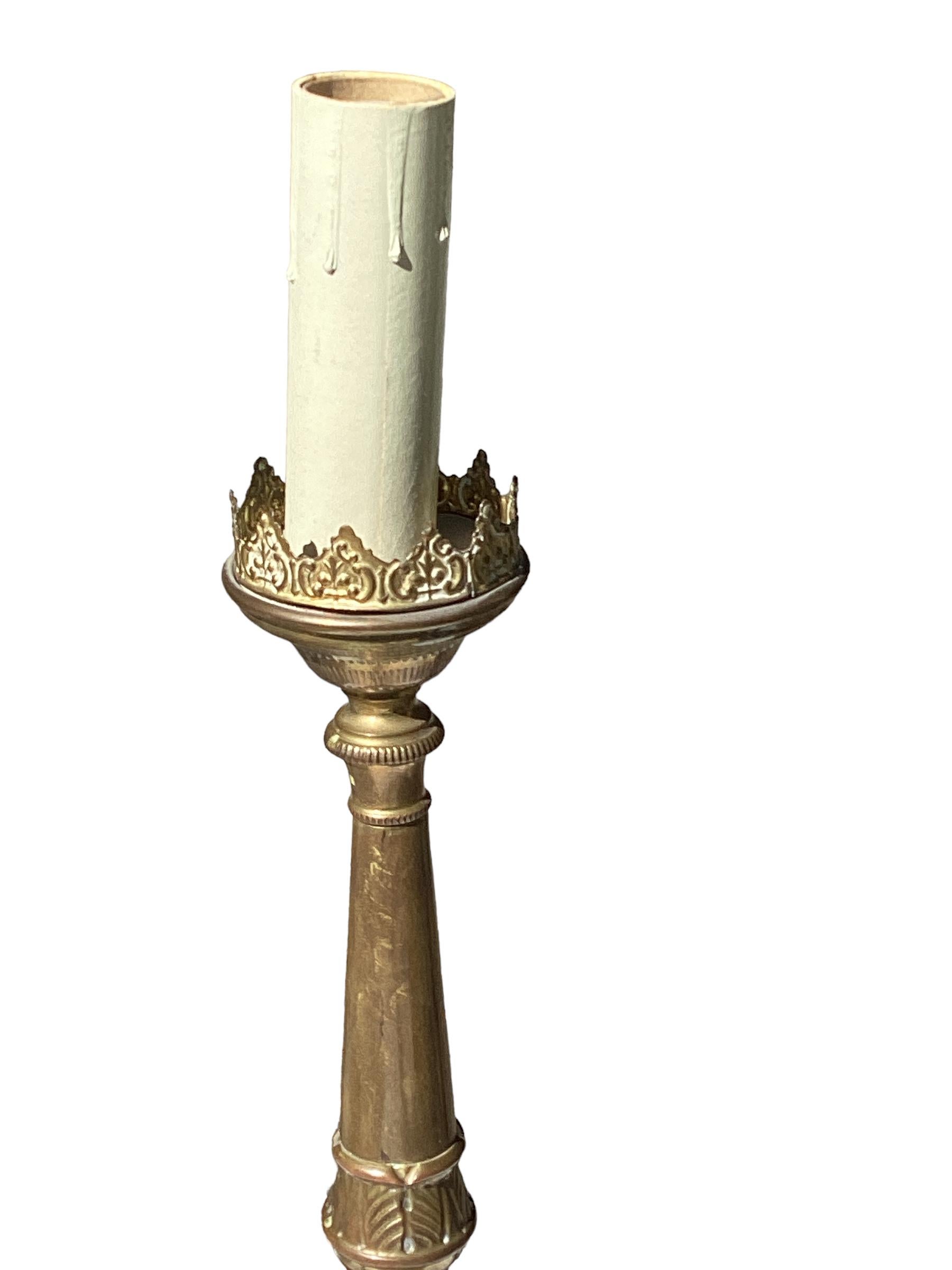 Paar antike Messing-Kerzenständer-Lampen  (Französisch) im Angebot