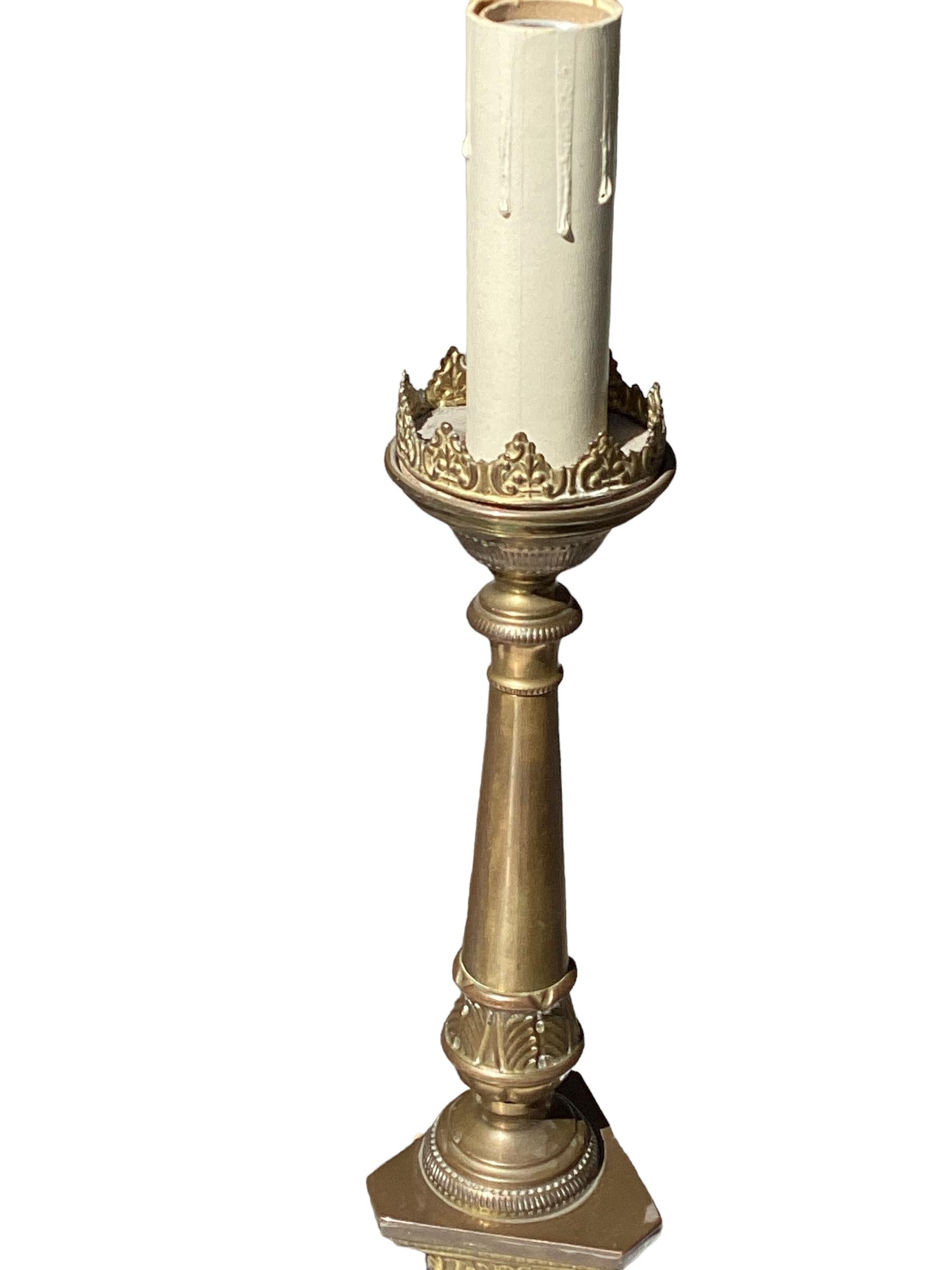 Paar antike Messing-Kerzenständer-Lampen  im Zustand „Gut“ im Angebot in Chapel Hill, NC