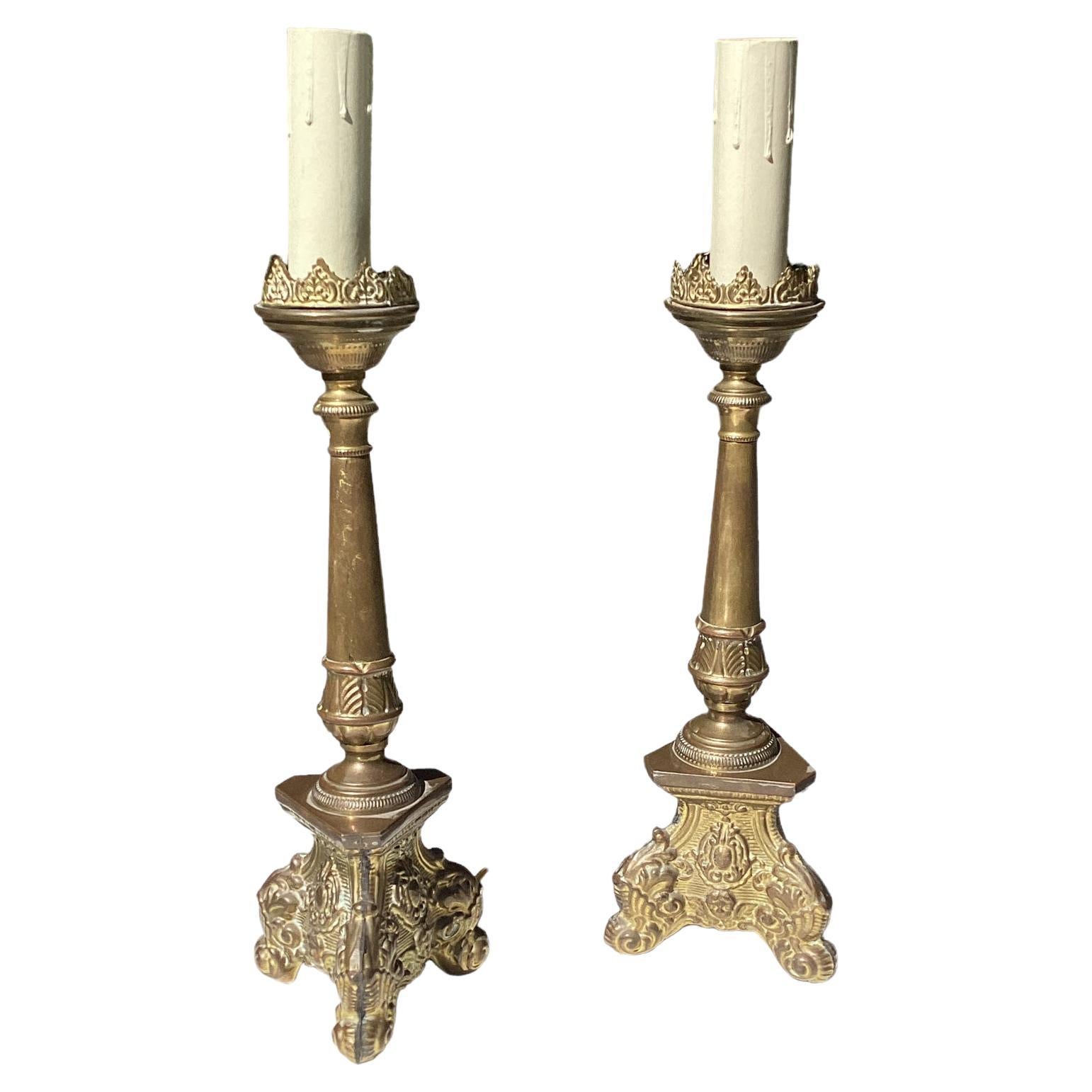 Paar antike Messing-Kerzenständer-Lampen  im Angebot