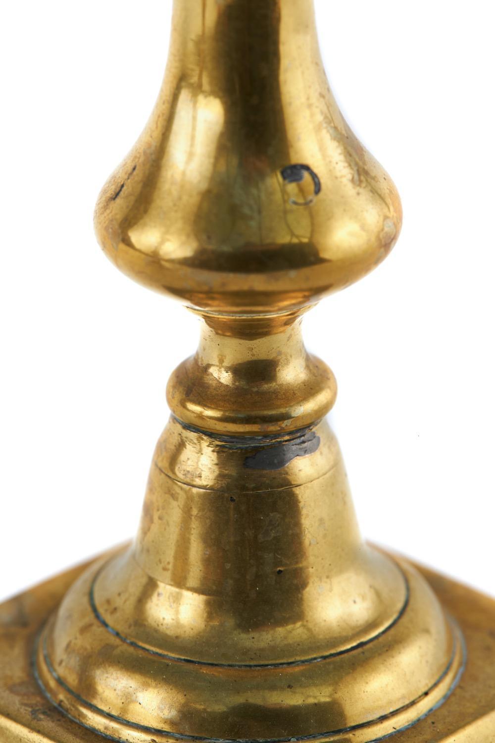 In vendita questa favolosa coppia di antichi candelabri in ottone del XIX secolo con colonne sagomate e base quadrata rialzata. Sono entrambi in buone condizioni.