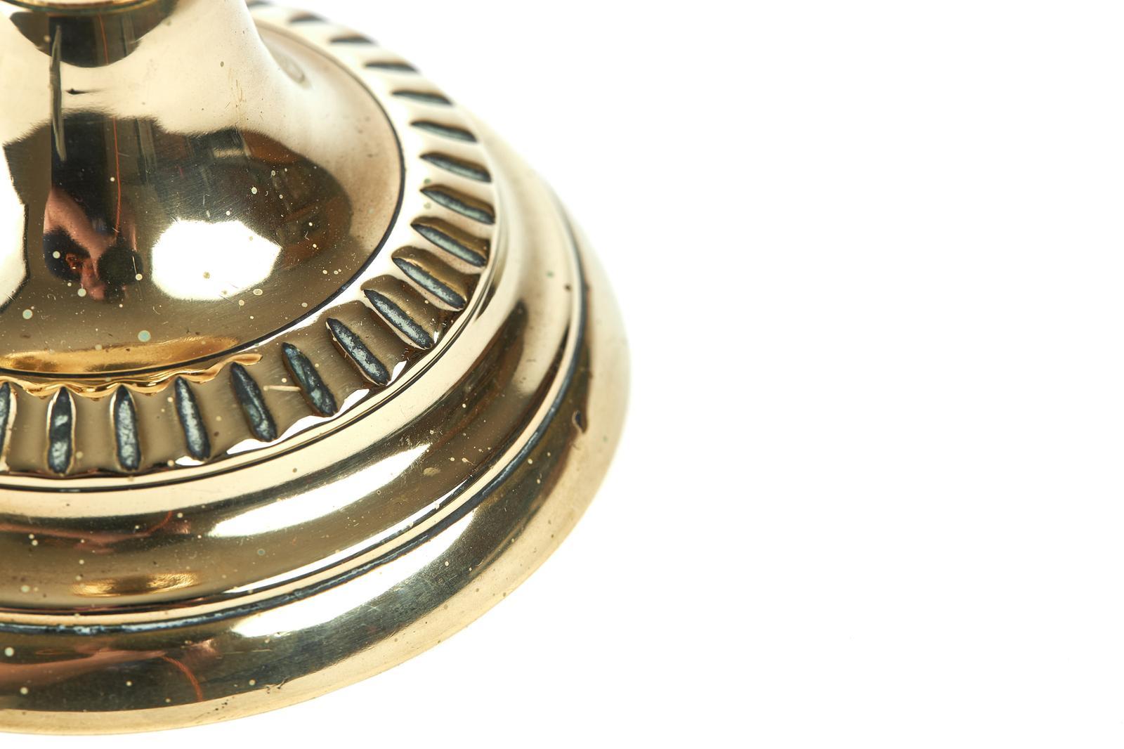 In vendita una coppia di antichi candelabri in ottone del XIX secolo con colonna sagomata.  con dettagli incisi, sollevata su una base circolare a gradini con dettagli incisi. Colore e condizioni incantevoli.