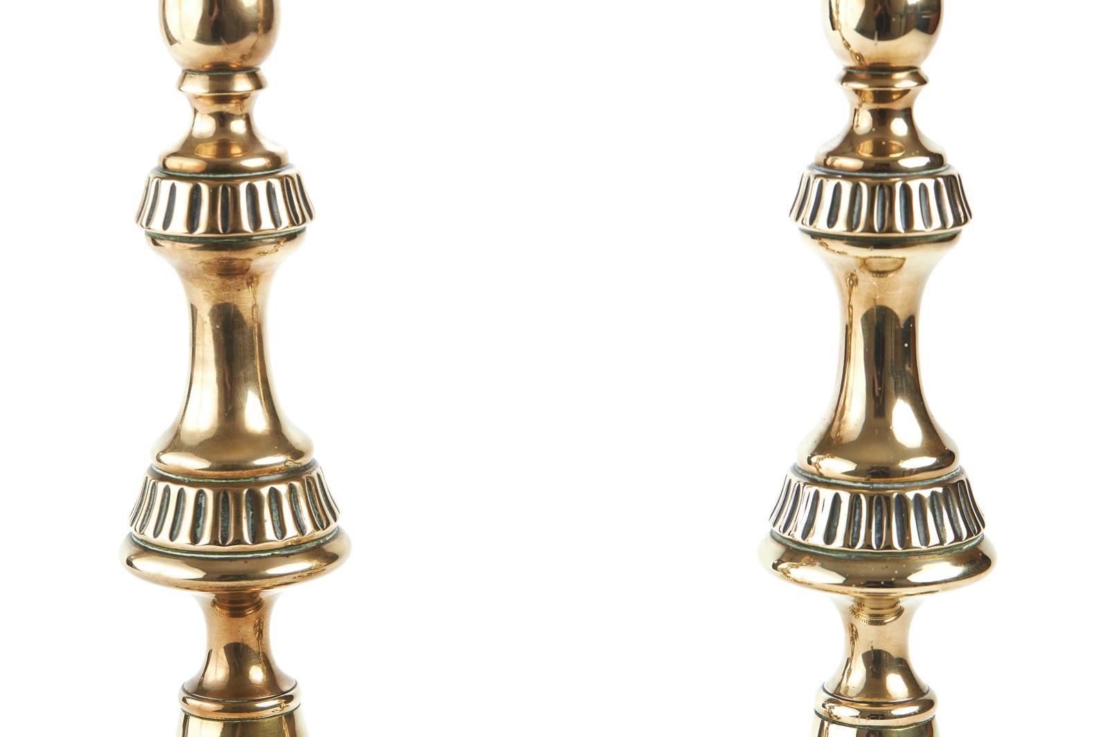 XX secolo Coppia di candelieri antichi in ottone in vendita