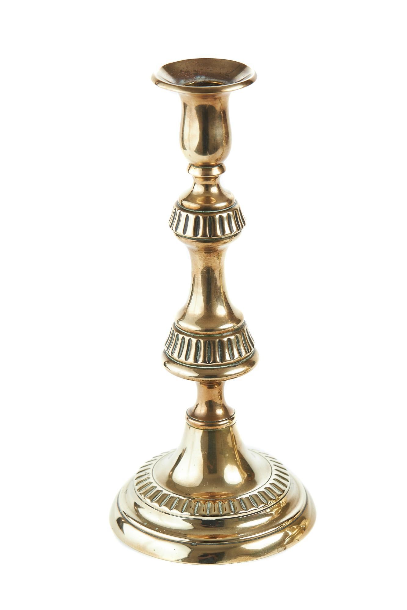 Coppia di candelieri antichi in ottone in vendita 1