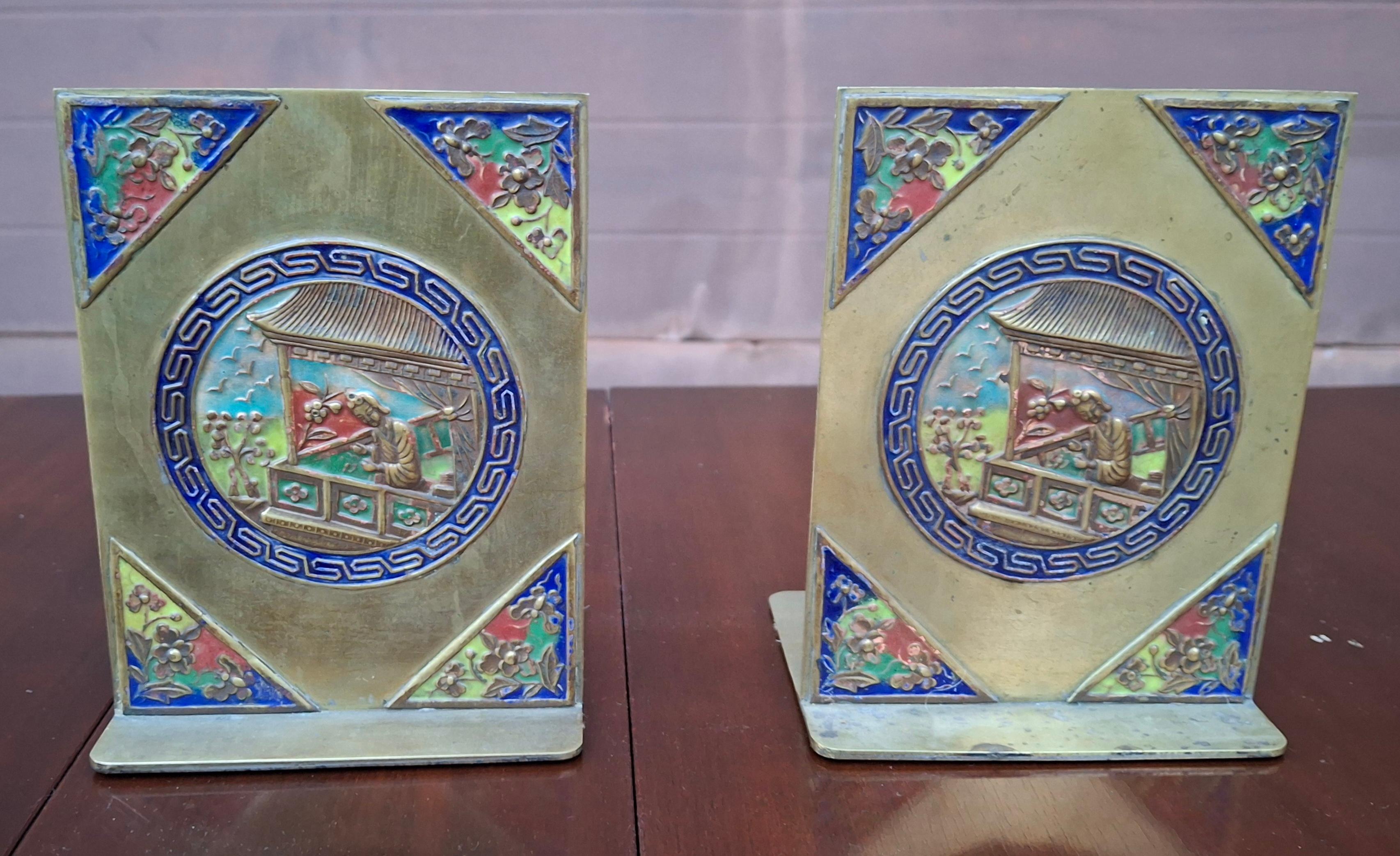 Coppia di fermalibri cinesi antichi in ottone e smalto cloisonne. Misura 4,35