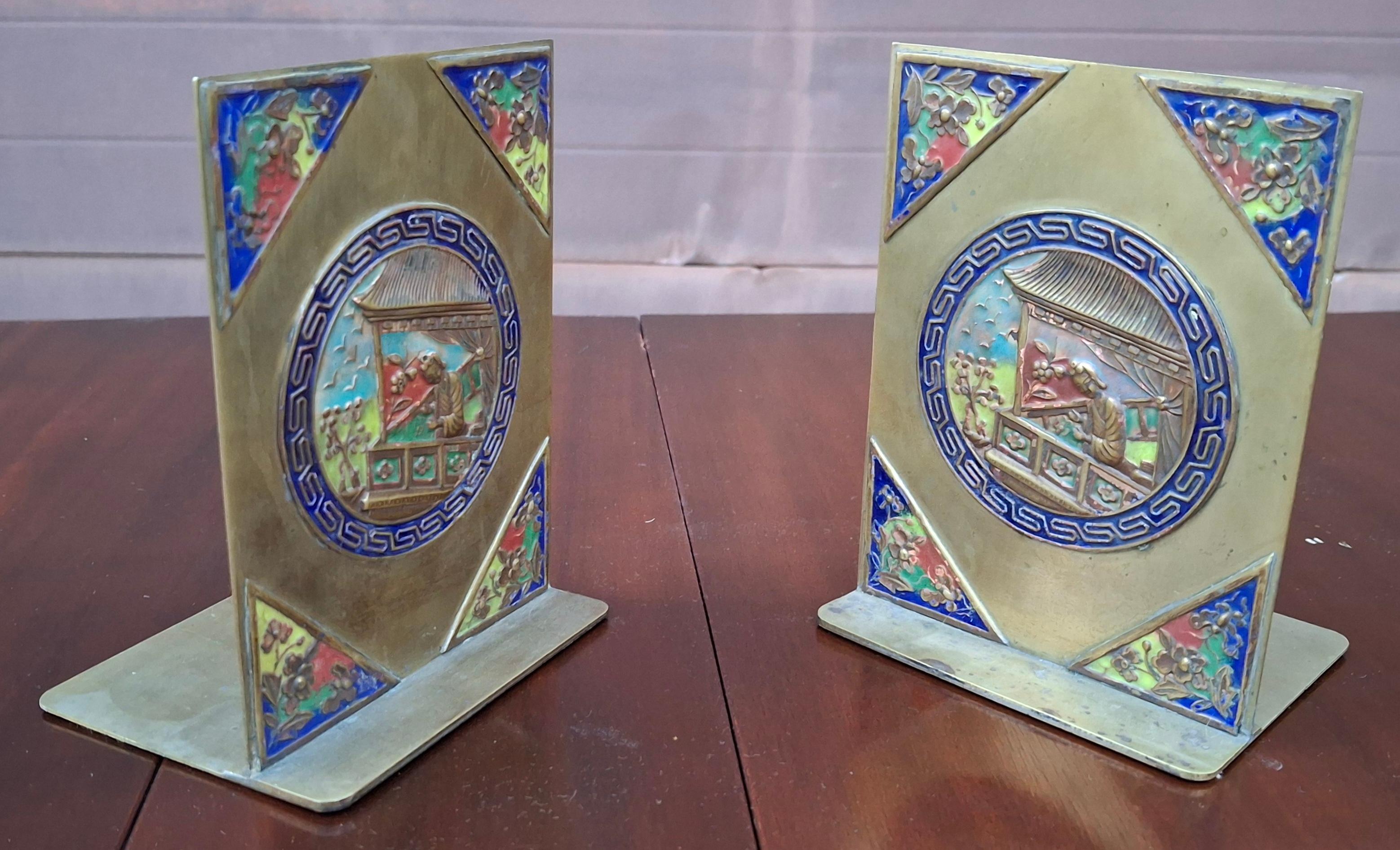 Esportazione cinese Coppia di reggilibri cinesi antichi in ottone e smalto cloisonne in vendita