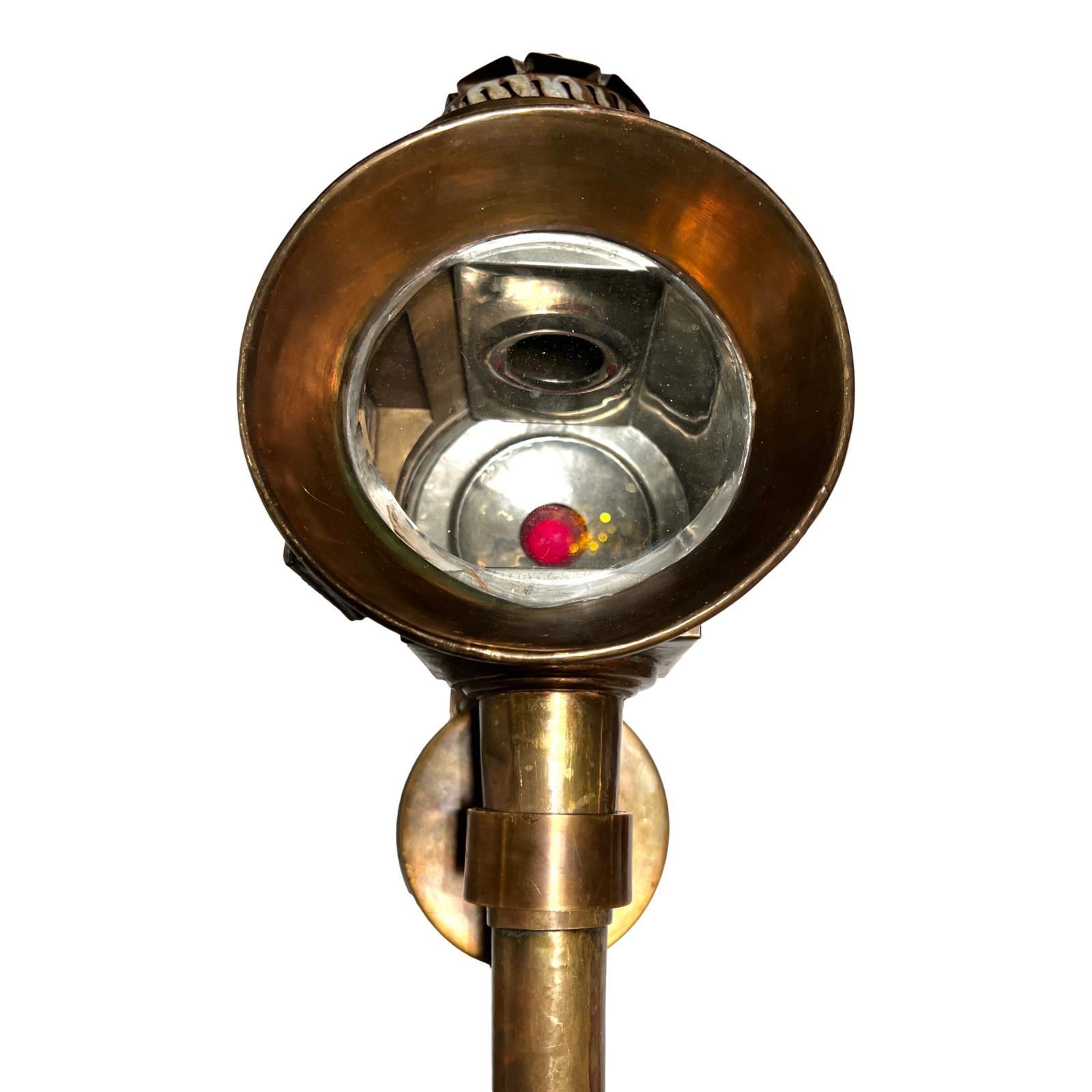 Paire d'appliques à lanterne en bronze français des années 1920.

Mesures :
Hauteur : 23 ?
Largeur : 7,5 ?
Profondeur : 8 ?